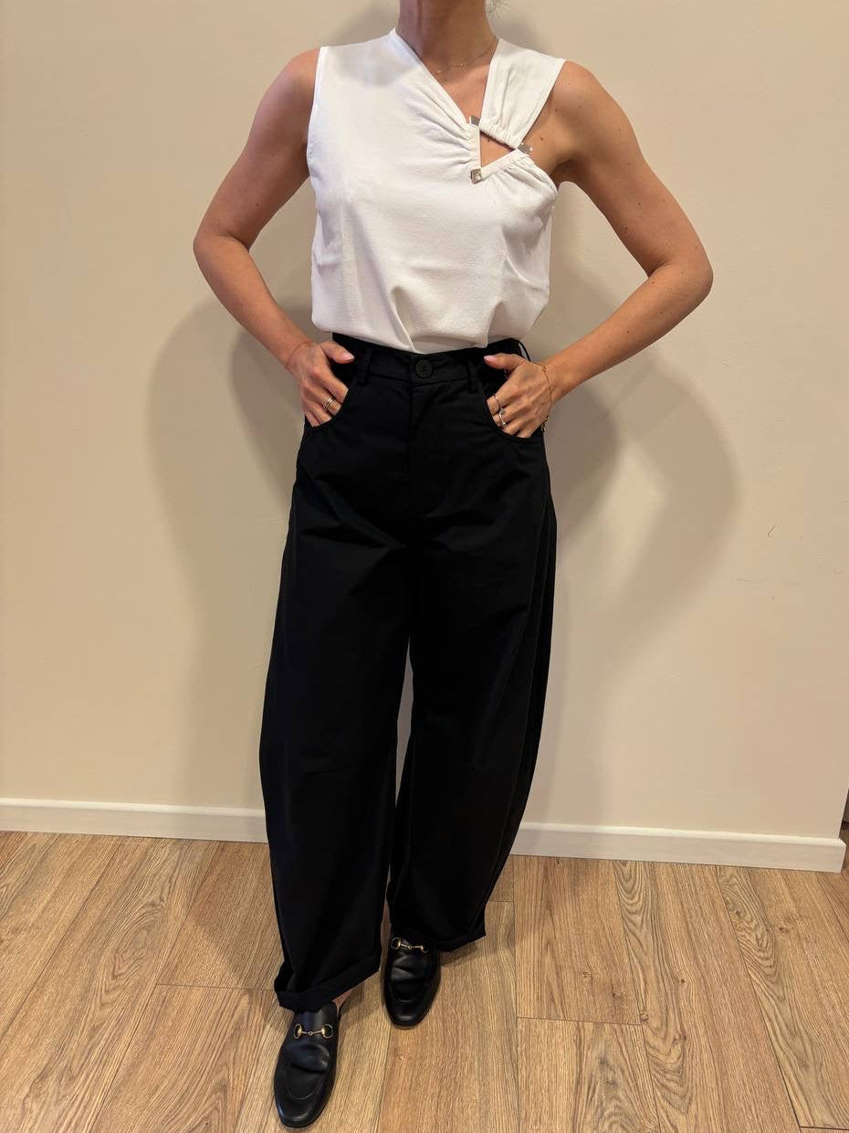 KAOS - Top bianco in viscosa con dettaglio gioiello