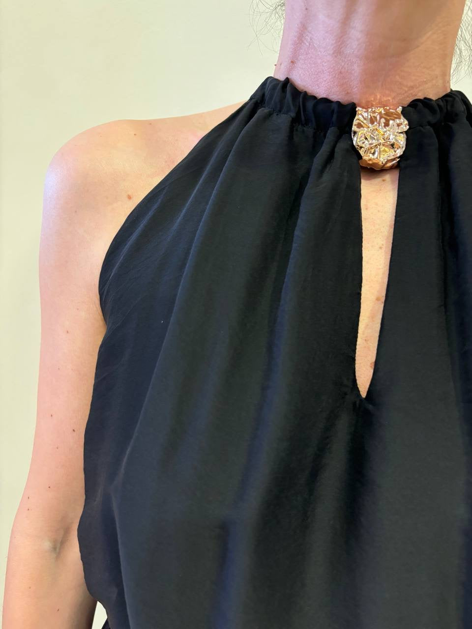 HAVEONE - Top nero in viscosa con dettaglio gioiello removibile
