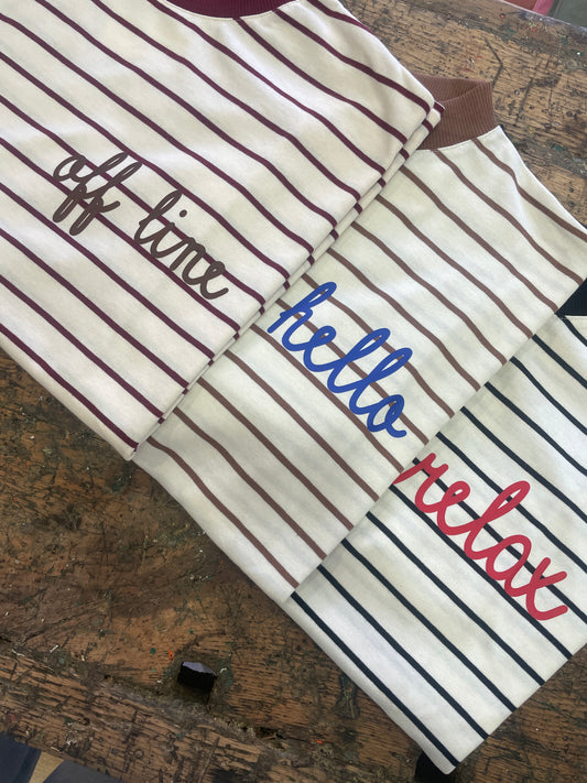 VICOLO - T-shirt over a righe bordeaux con scritta cioccolato "off line"