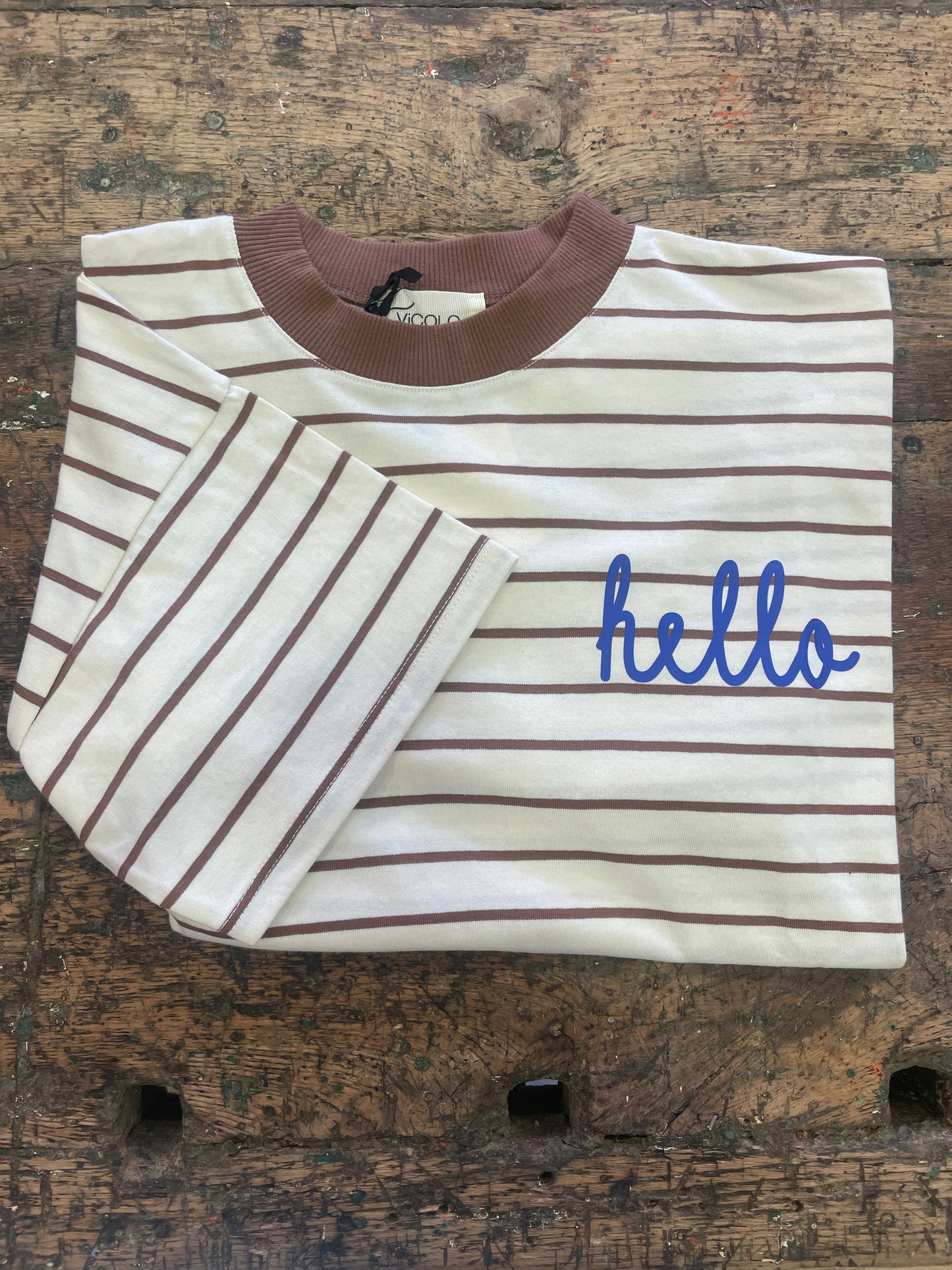 VICOLO - T-shirt over a righe cioccolato con scritta blu "hello"