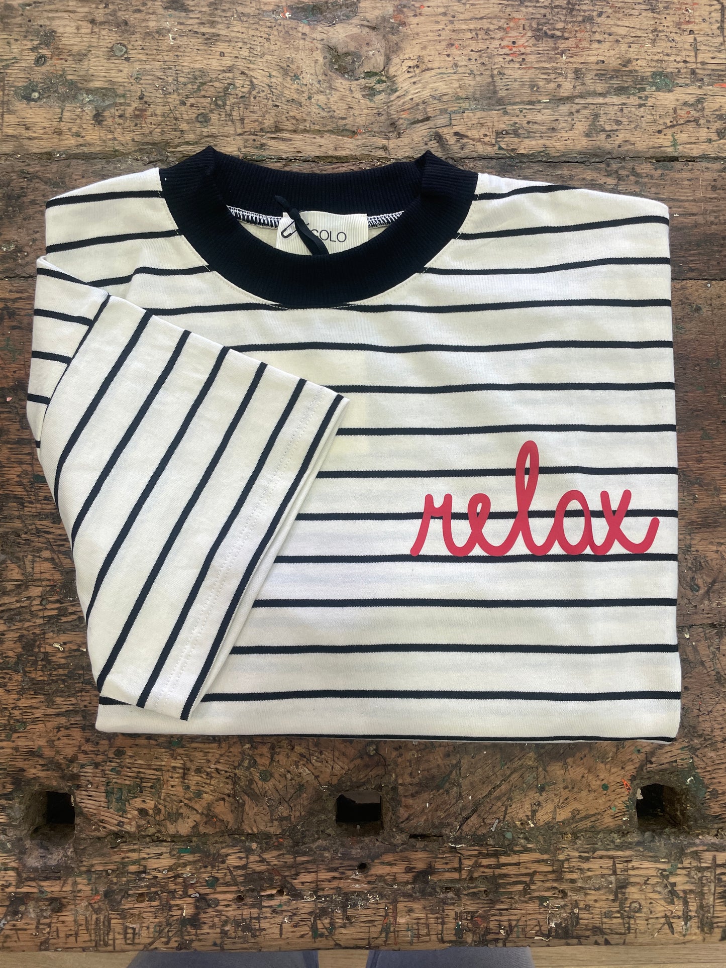 VICOLO - T-shirt over a righe nere con scritta rossa "relax"
