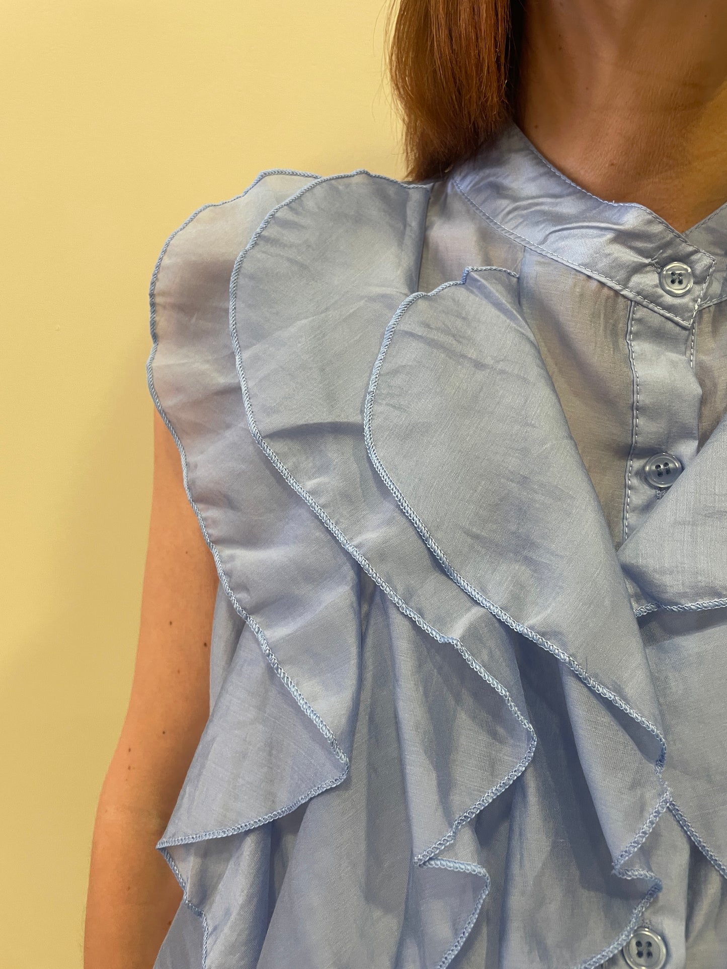 KONTATTO - Camicia azzurra smanicata con volant e colletto alla coreana - più colori