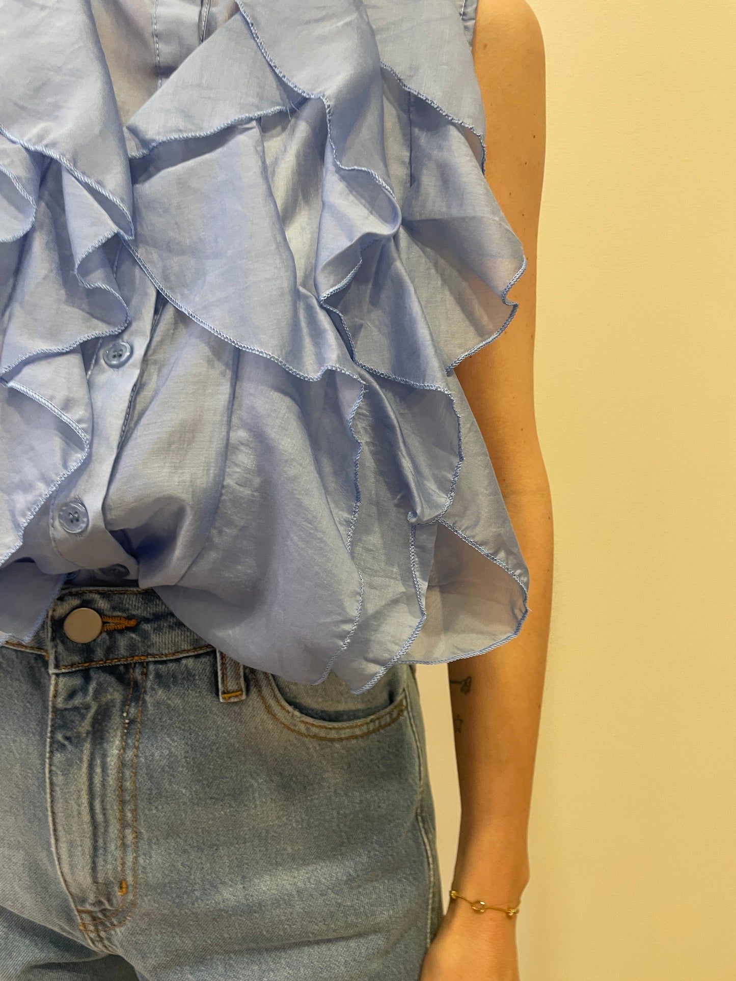 KONTATTO - Camicia azzurra smanicata con volant e colletto alla coreana - più colori