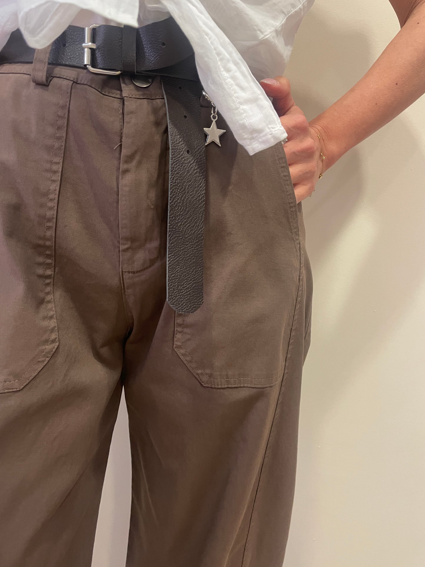 SUSY MIX - Pantalone barrel fit in cotone con cintura color moro