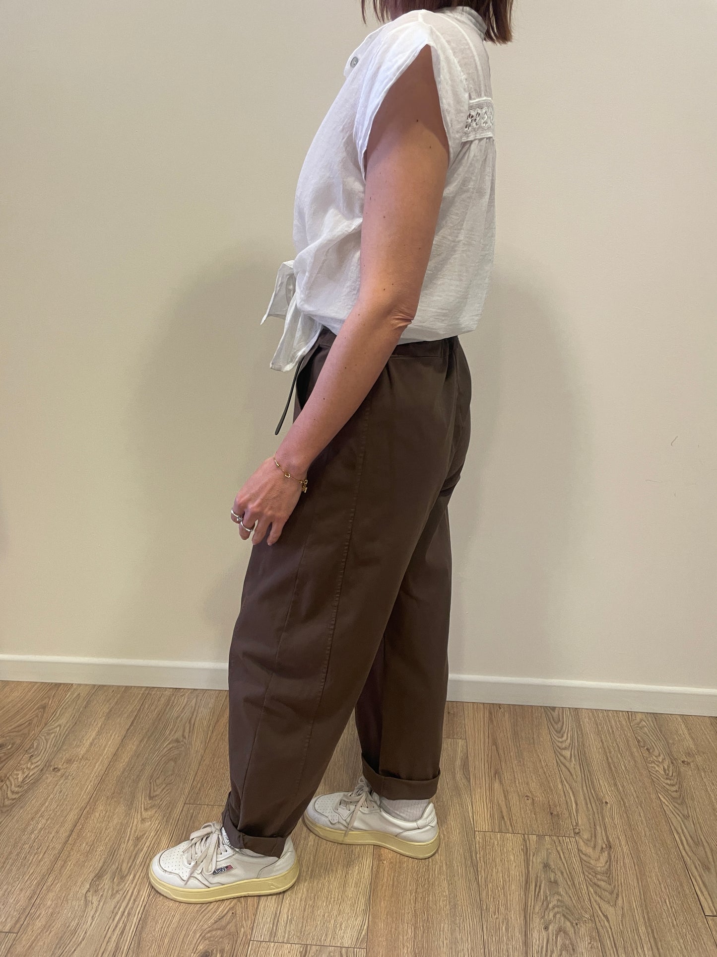 SUSY MIX - Pantalone barrel fit in cotone con cintura color moro