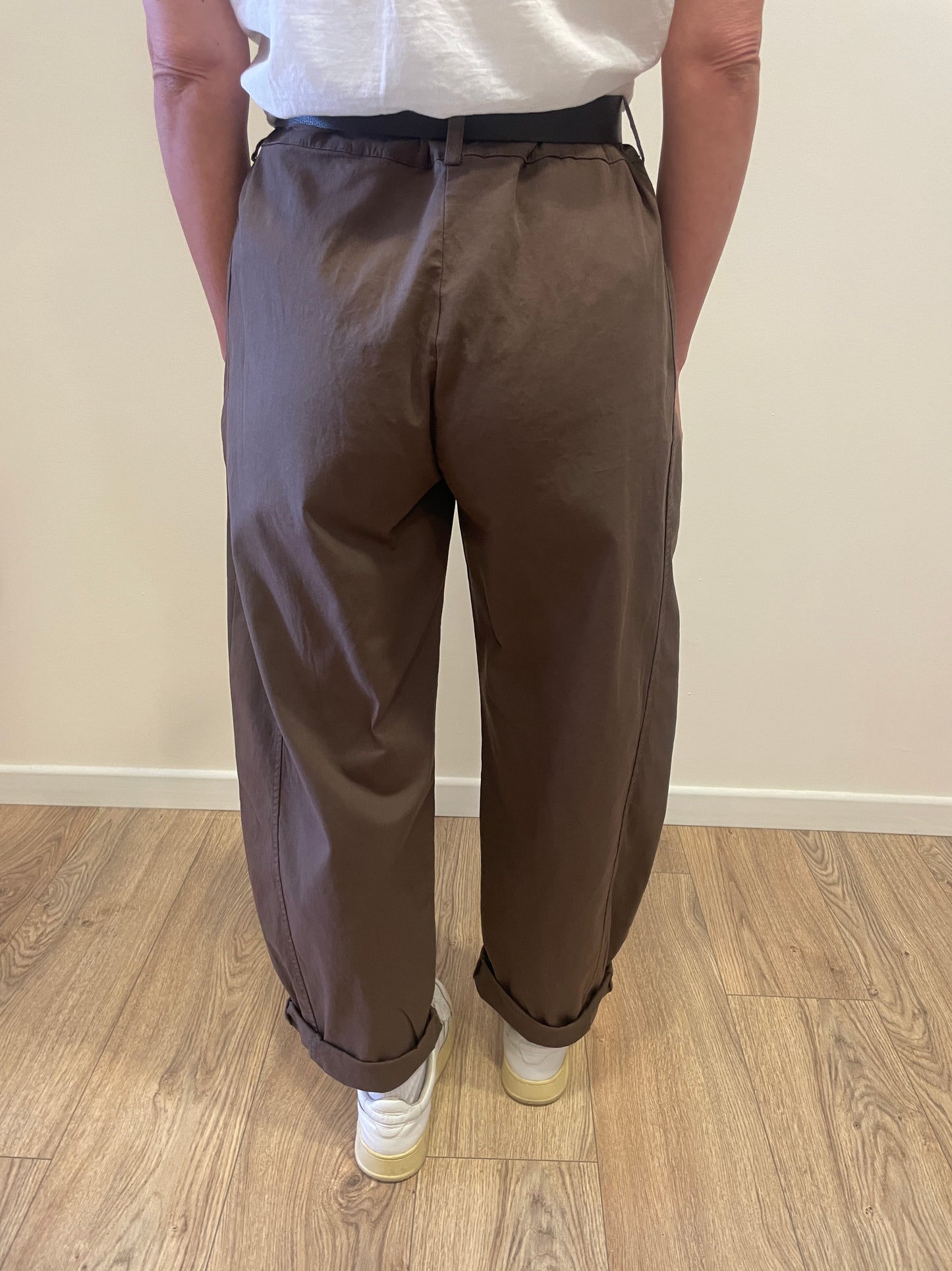 SUSY MIX - Pantalone barrel fit in cotone con cintura color moro