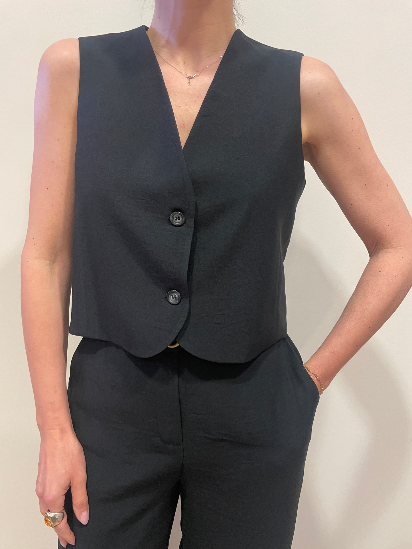HAVEONE - Gilet crop nero a due bottoni