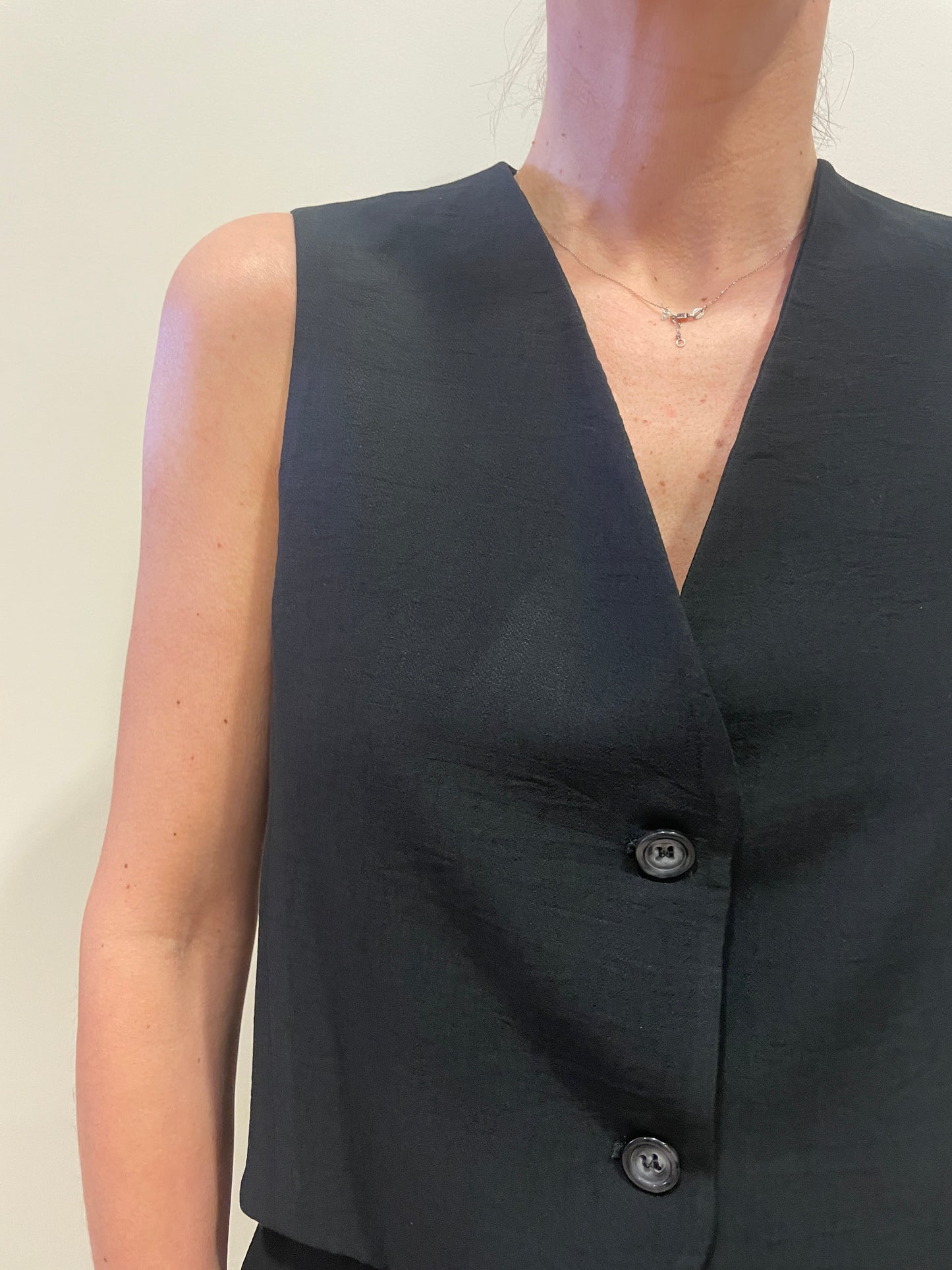 HAVEONE - Gilet crop nero a due bottoni