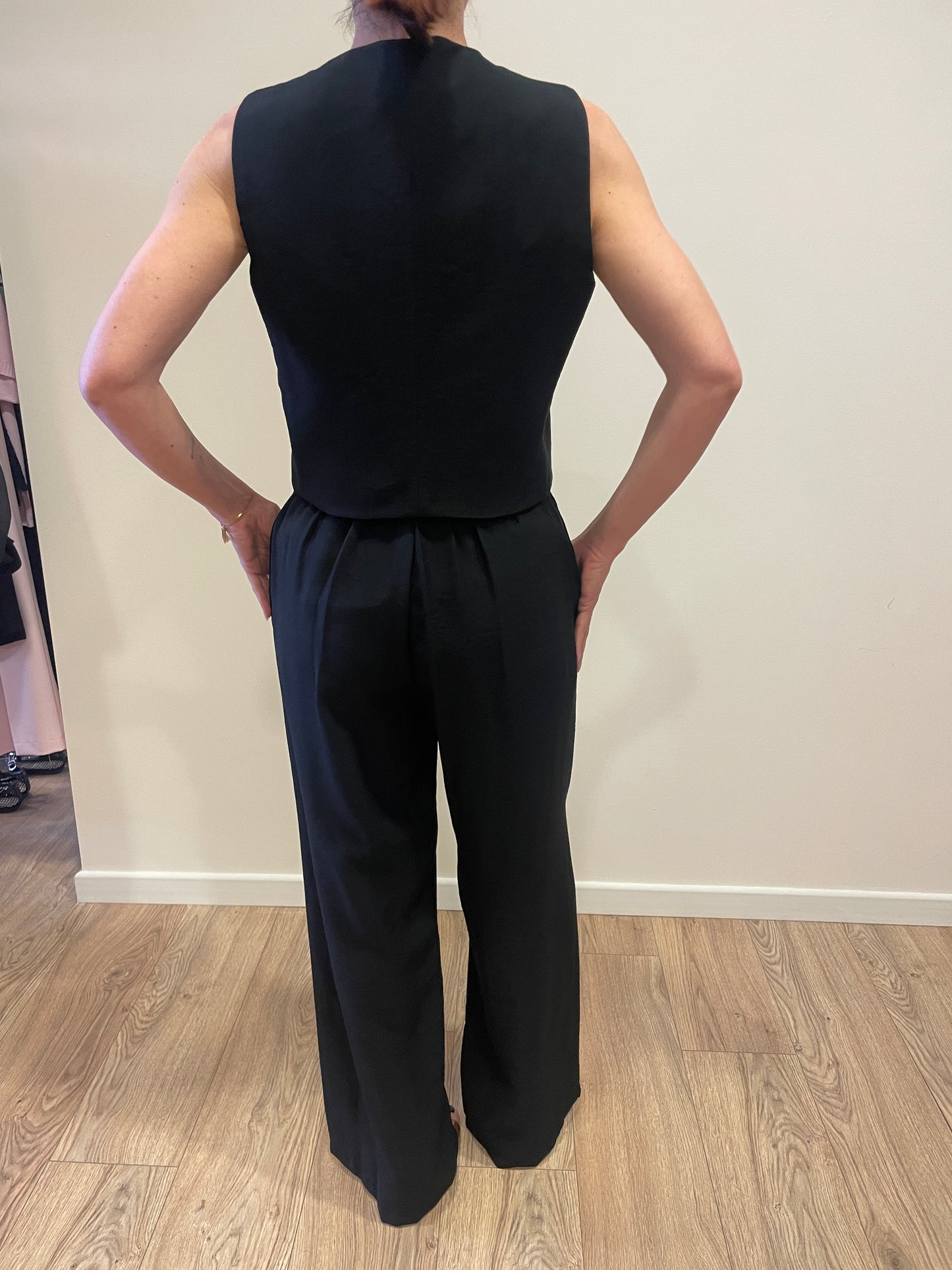 HAVEONE - Gilet crop nero a due bottoni