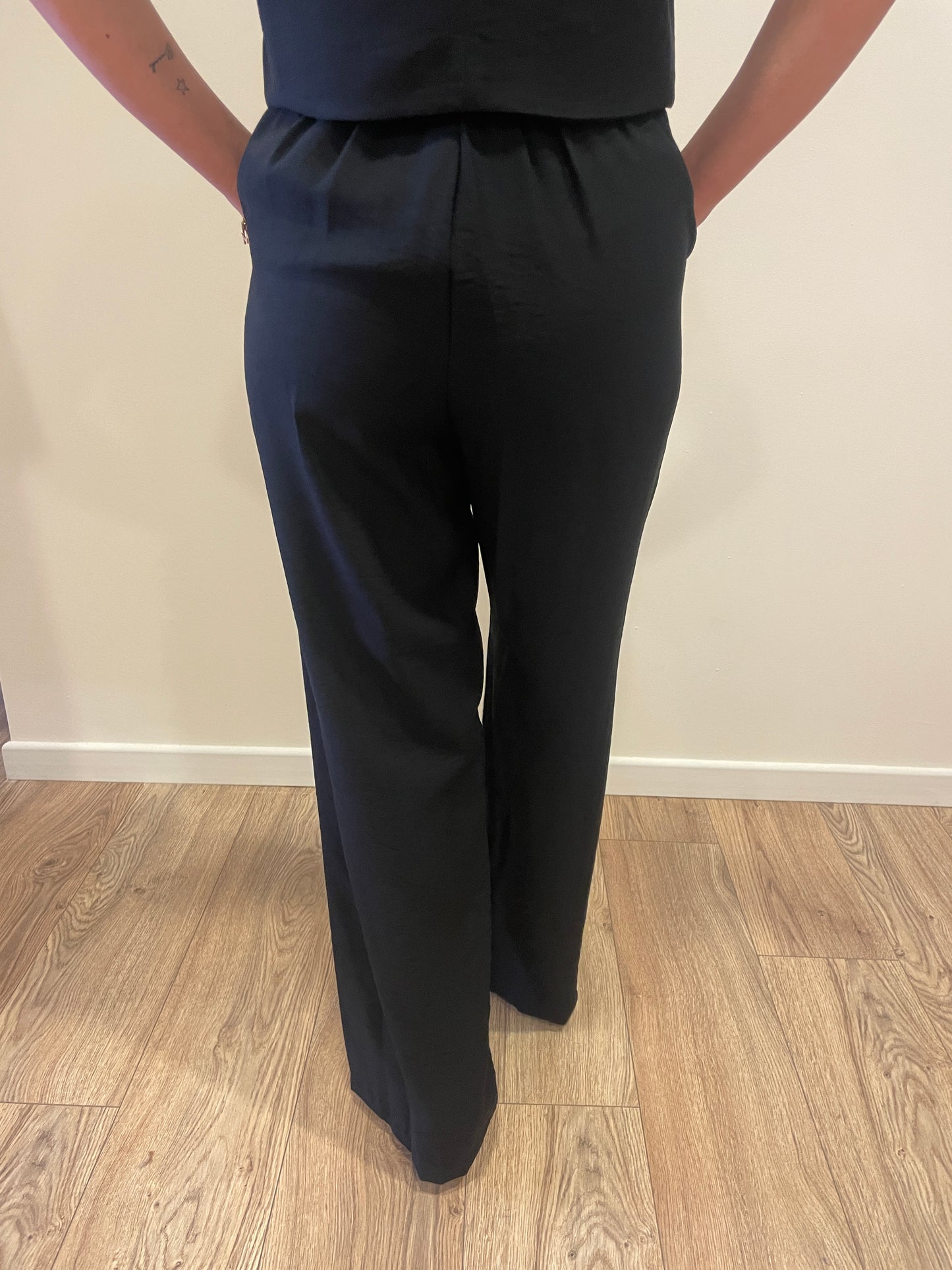 HAVEONE - Pantalone nero a palazzo dritto con cintura ed elastico