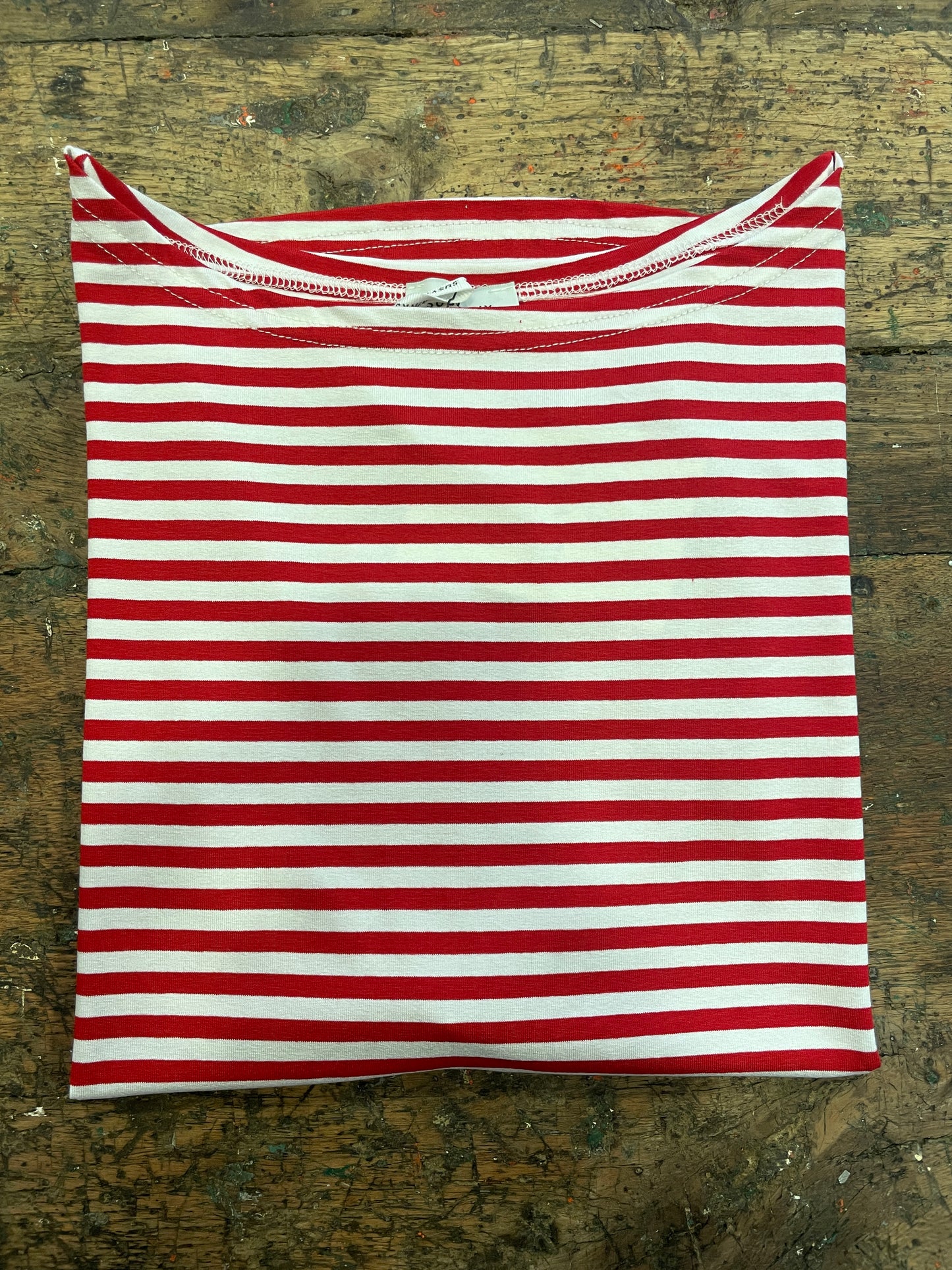 SUSY MIX - T-shirt a scatoletta in viscosa con scollo a barchetta a righe sottili - più colori
