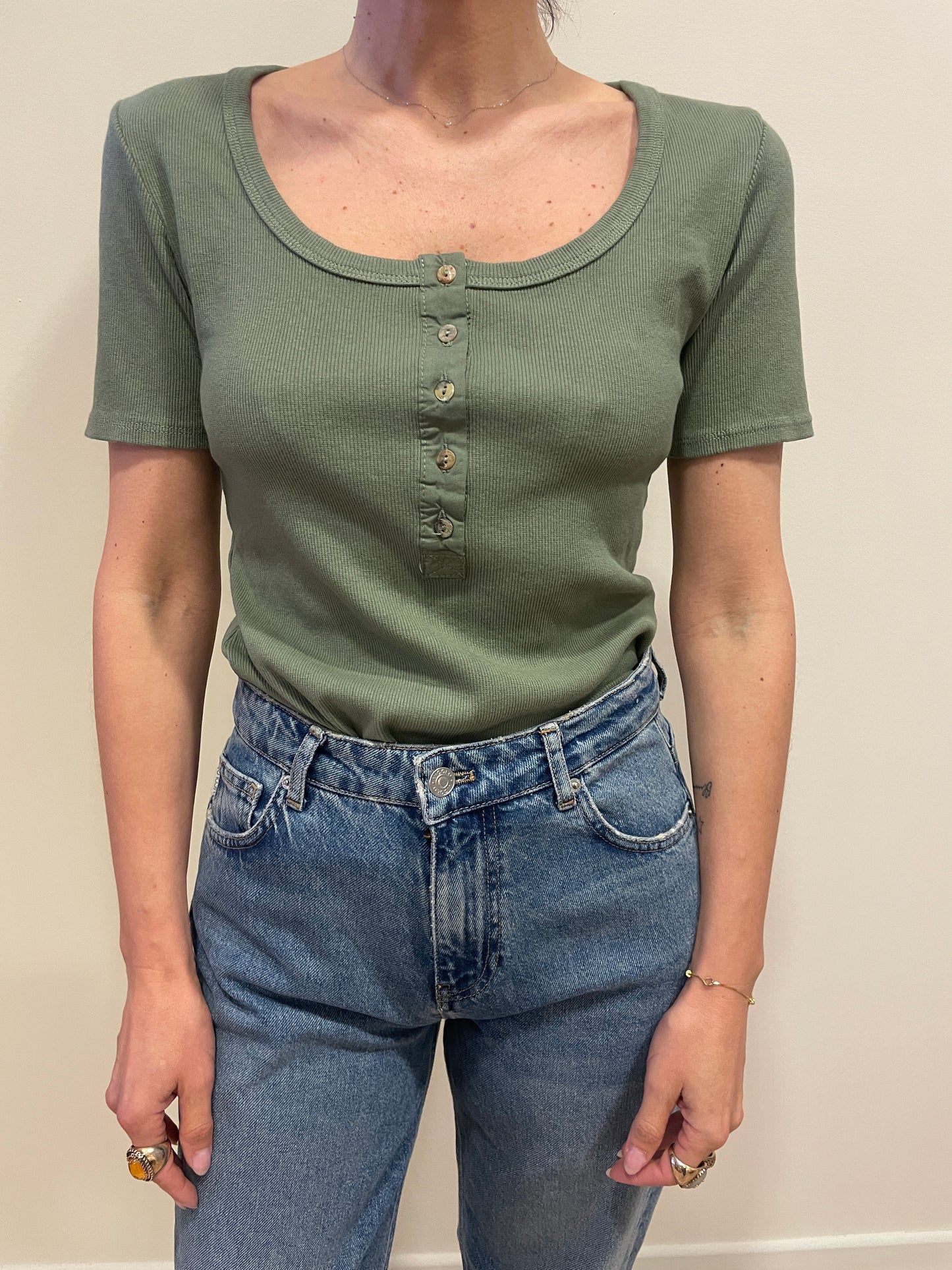 SUSY MIX - T-shirt a costine in cotone modello serafino con bottoni - più colori