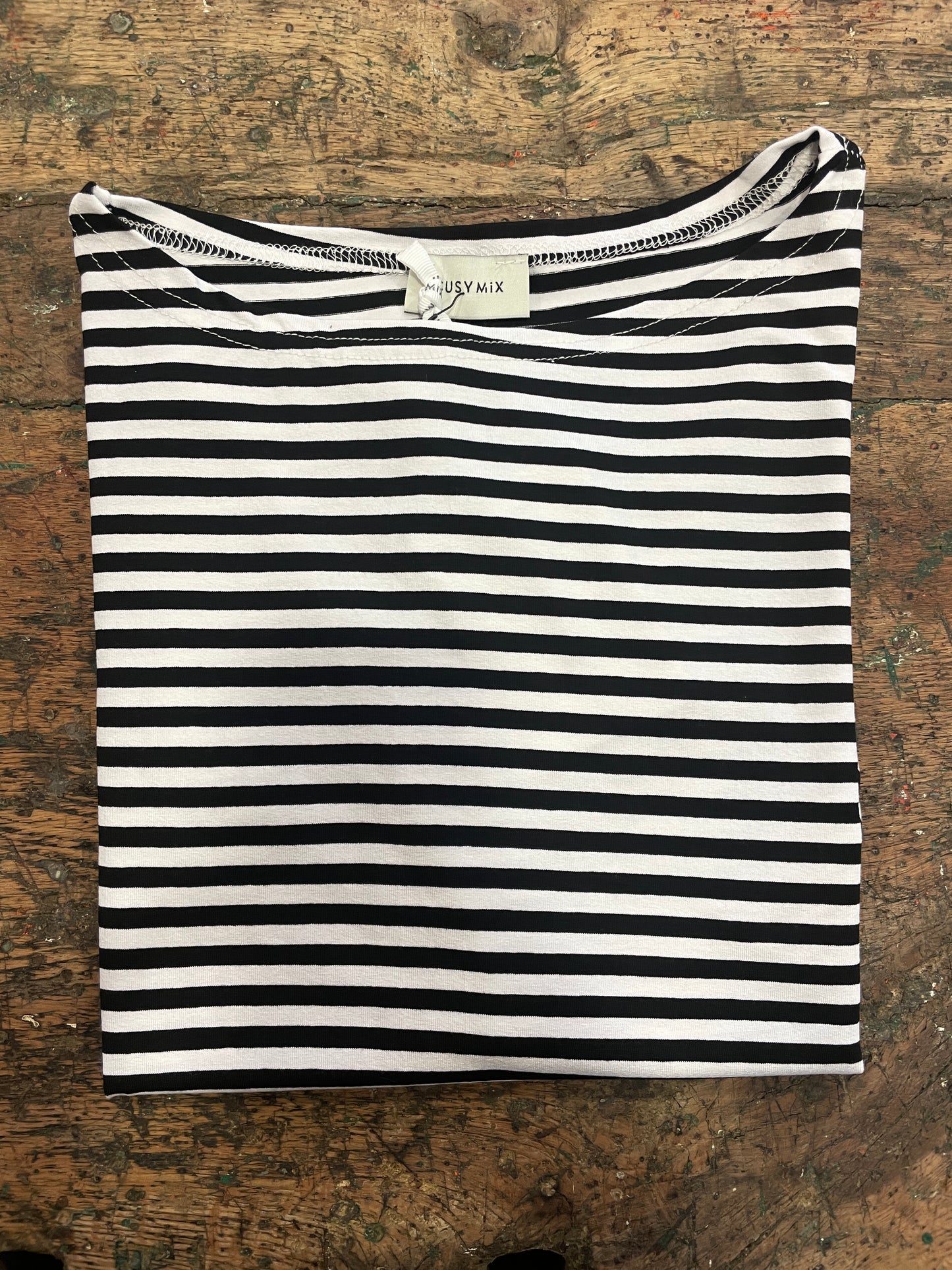 SUSY MIX - T-shirt a scatoletta in viscosa con scollo a barchetta a righe sottili - più colori