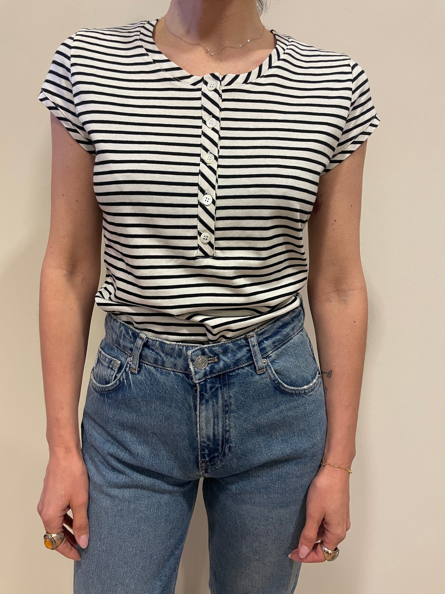 VICOLO - T-shirt modello serafino a righe con bottoni in cotone - più colori