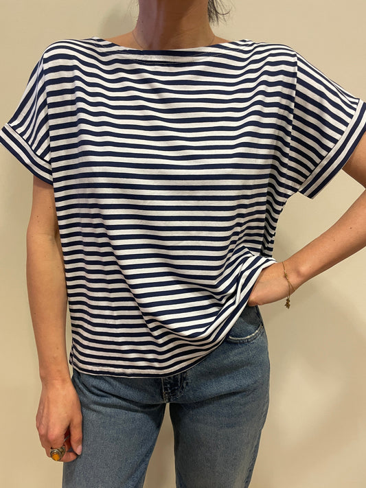 SUSY MIX - T-shirt a scatoletta in viscosa con scollo a barchetta a righe sottili - più colori