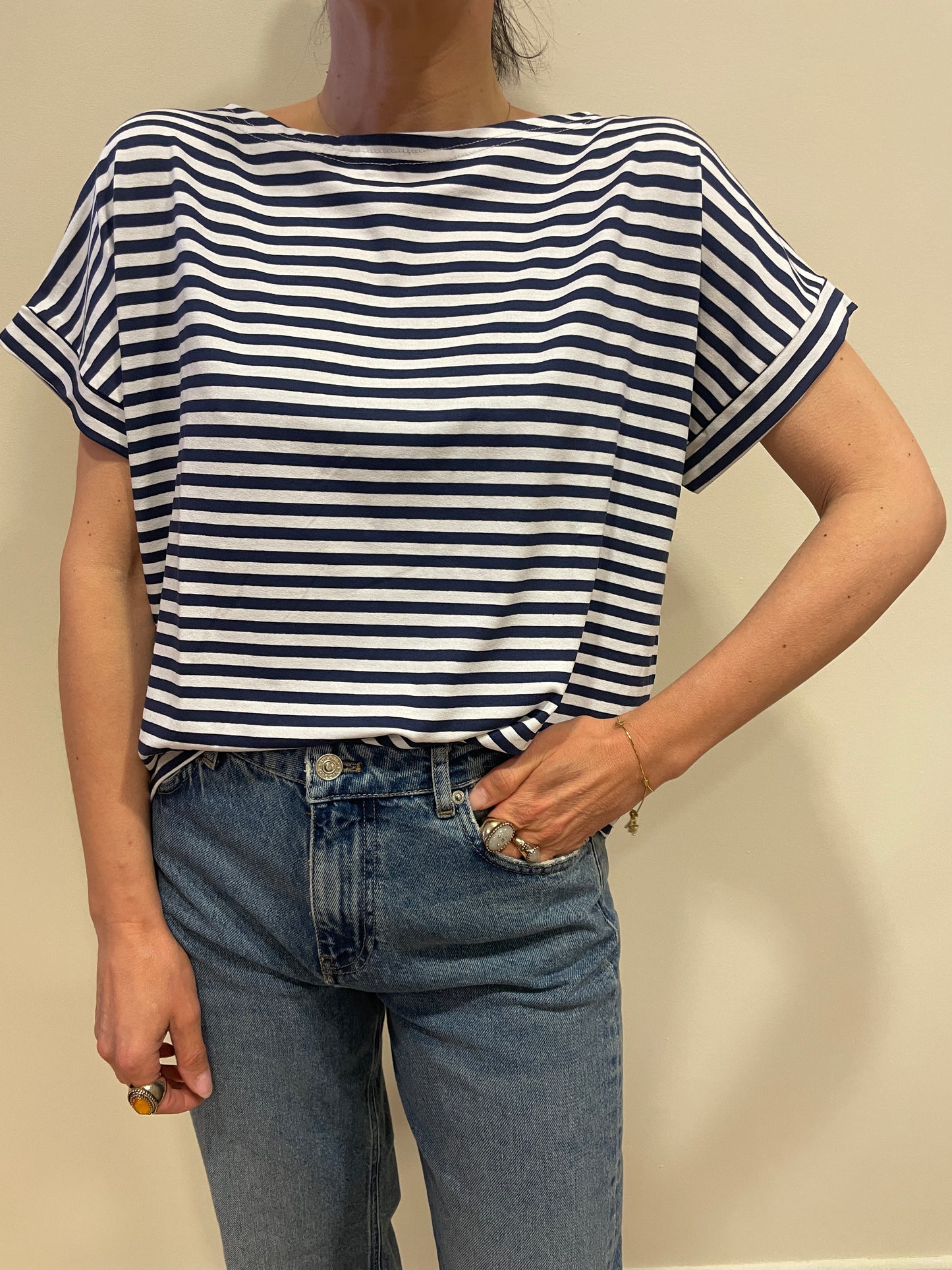 SUSY MIX - T-shirt a scatoletta in viscosa con scollo a barchetta a righe sottili - più colori