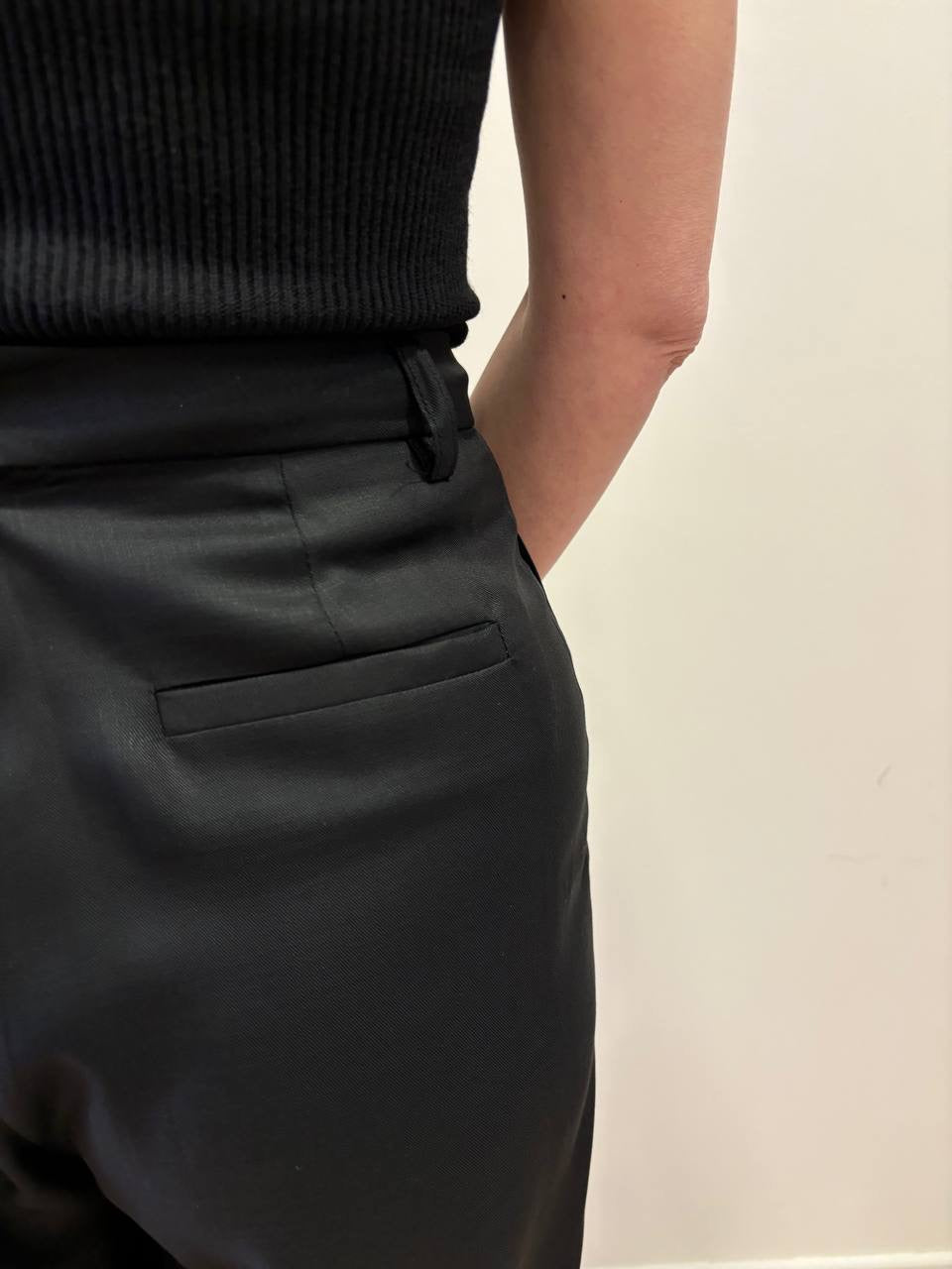 VICOLO - Pantalone in lyocell a palazzo con pinces color nero