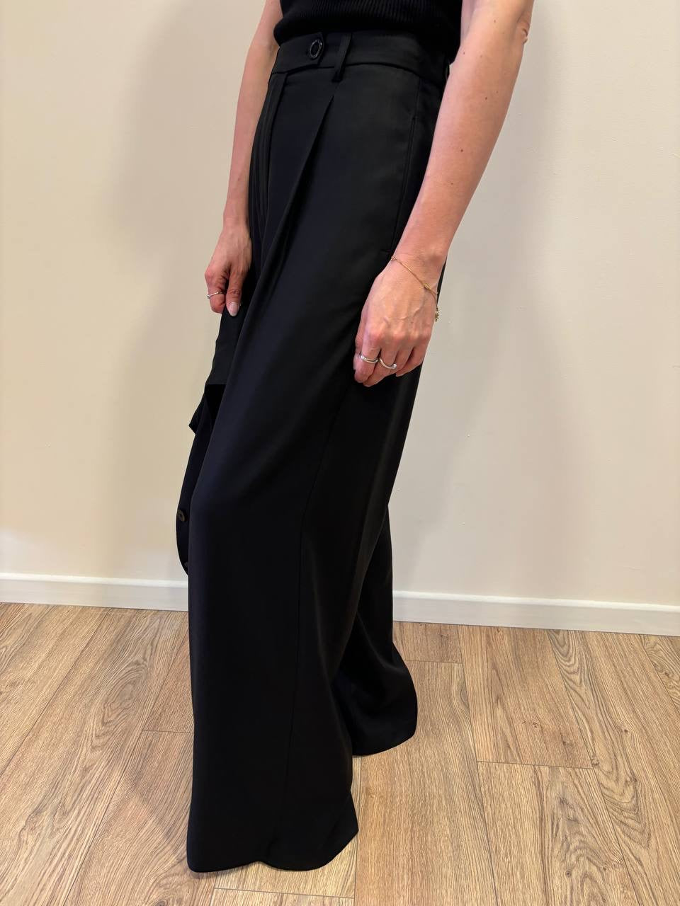 VICOLO - Pantalone in lyocell a palazzo con pinces color nero