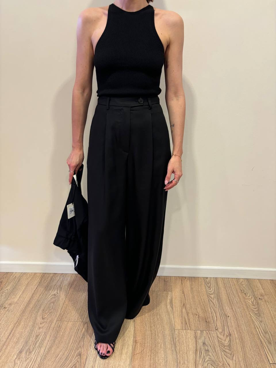 VICOLO - Pantalone in lyocell a palazzo con pinces color nero