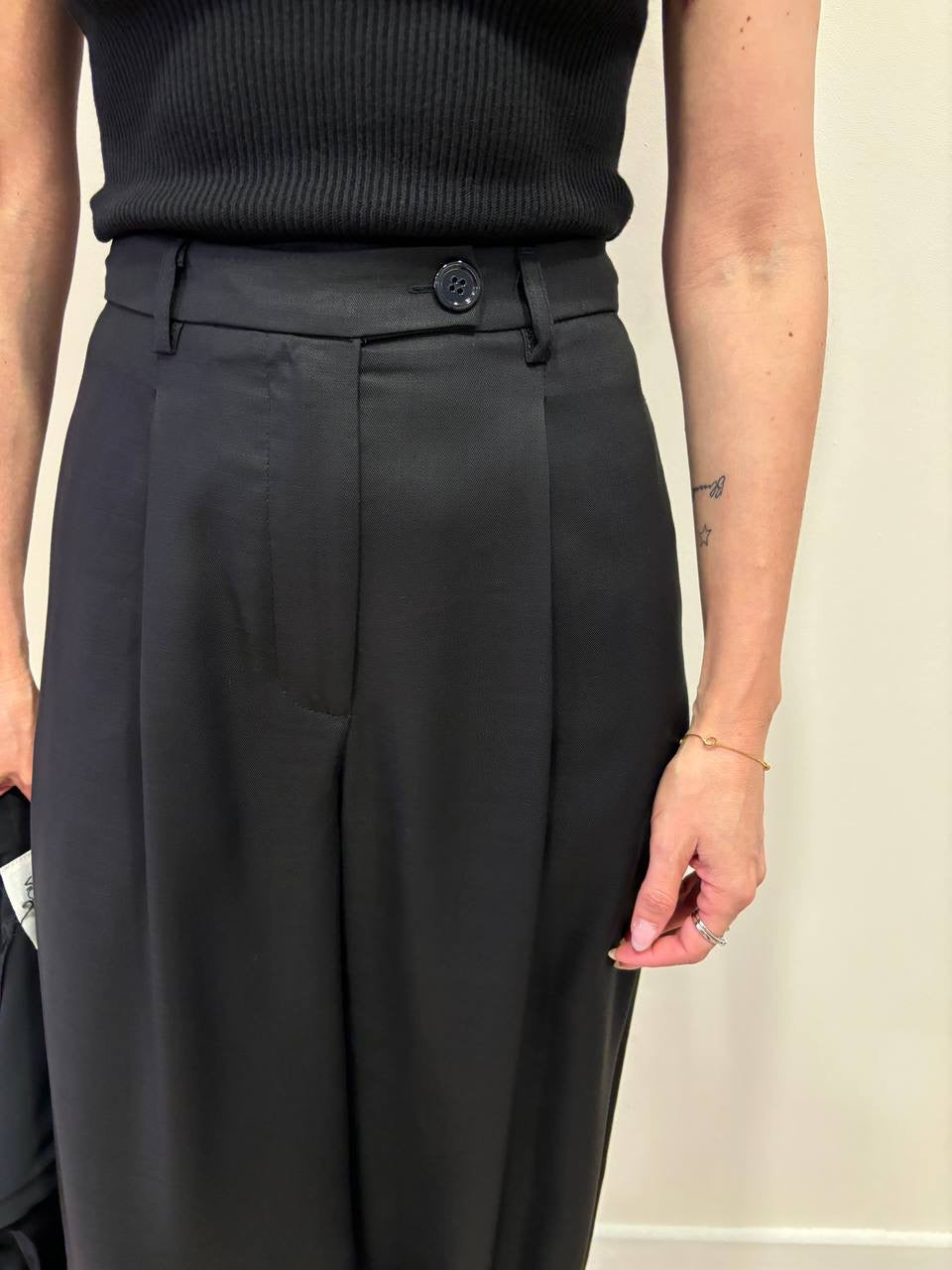 VICOLO - Pantalone in lyocell a palazzo con pinces color nero