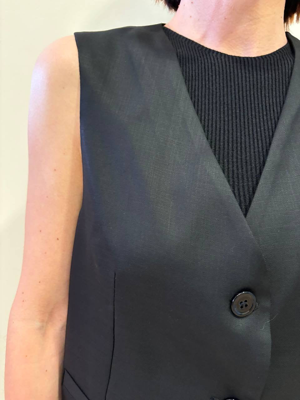 VICOLO - Gilet in lyocell a due bottoni con arricciatura sul retro color nero