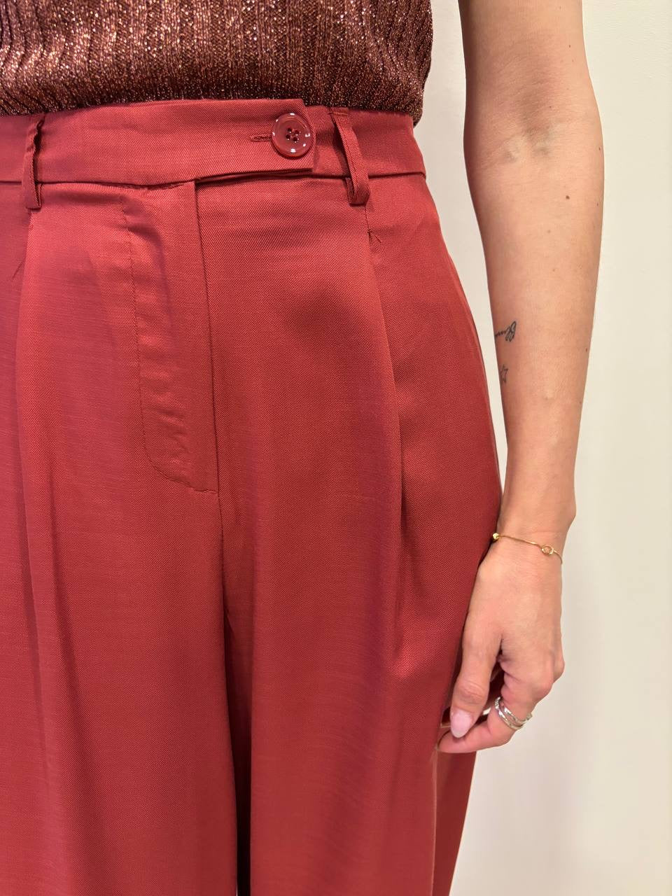 VICOLO - Pantalone in lyocell a palazzo con pinces color india