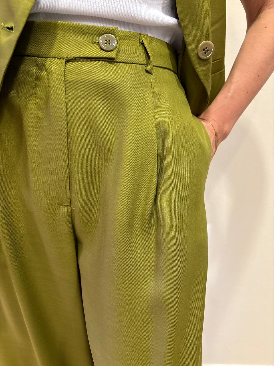 VICOLO - Pantalone in lyocell a palazzo con pinces color pistacchio