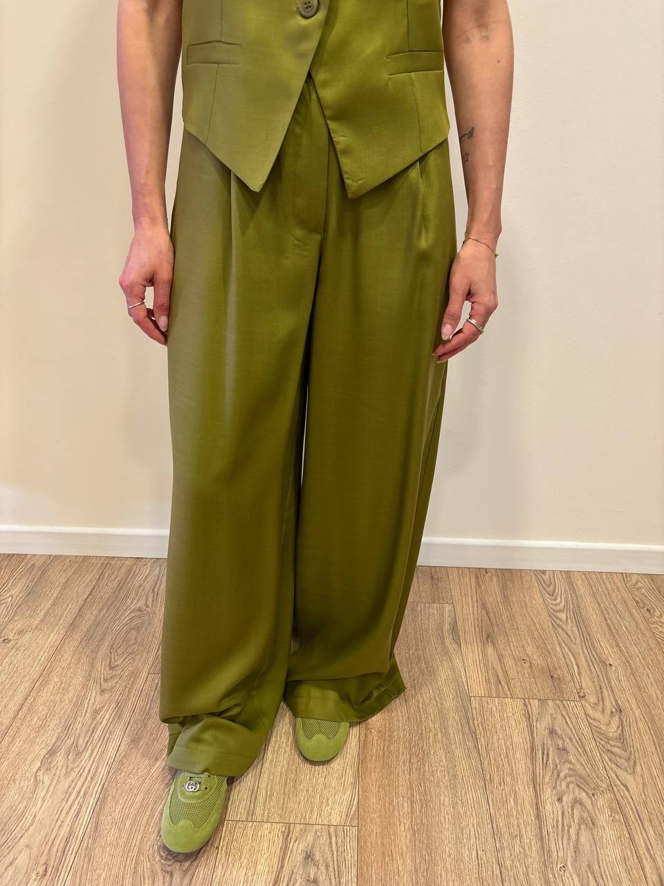 VICOLO - Pantalone in lyocell a palazzo con pinces color pistacchio
