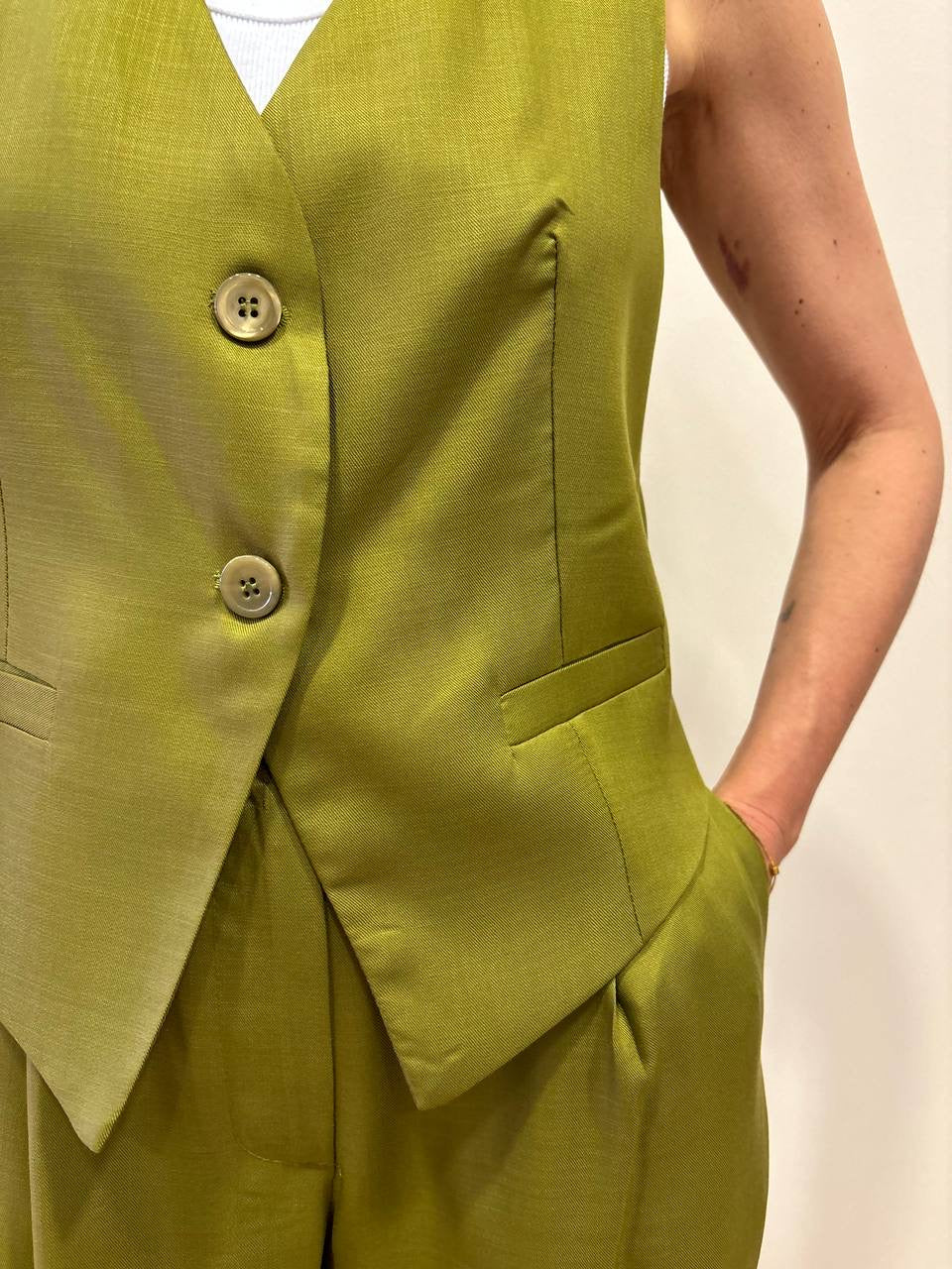 VICOLO - Gilet in lyocell a due bottoni con arricciatura sul retro color pistacchio