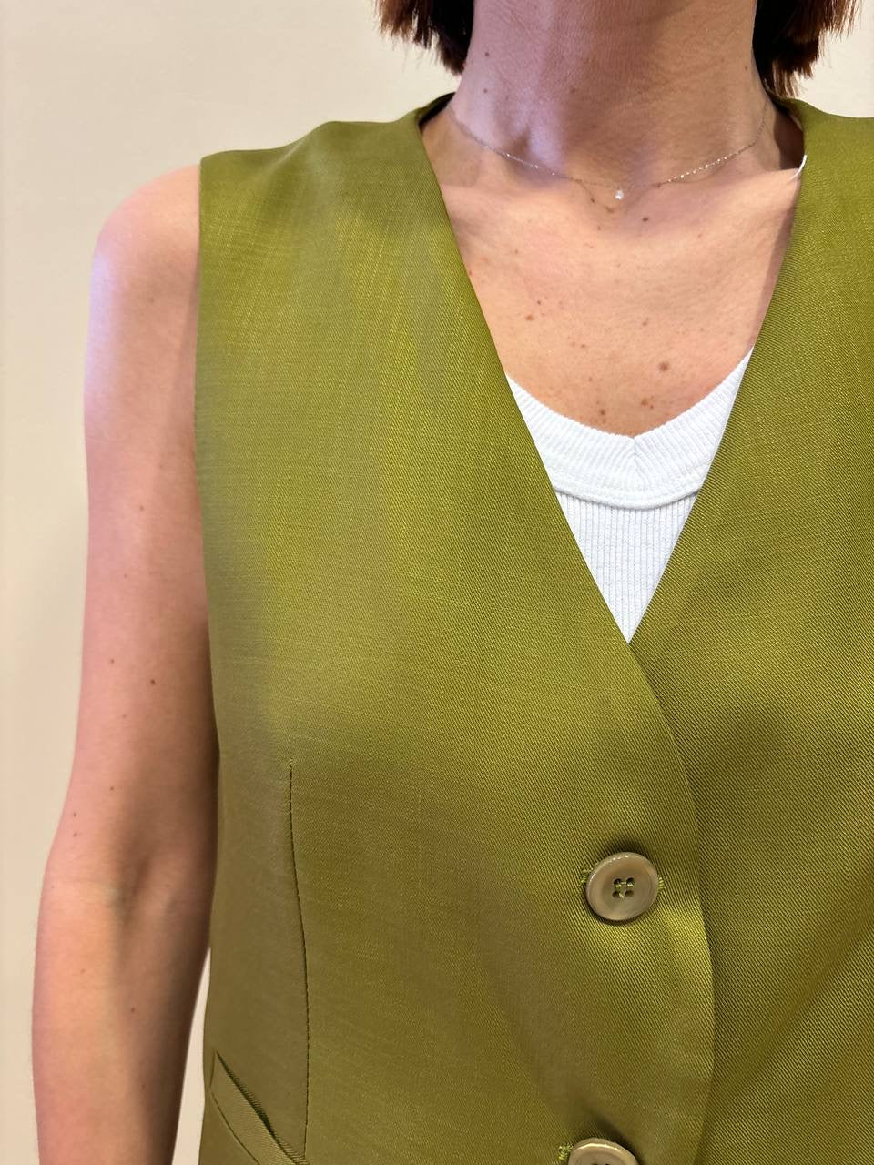 VICOLO - Gilet in lyocell a due bottoni con arricciatura sul retro color pistacchio