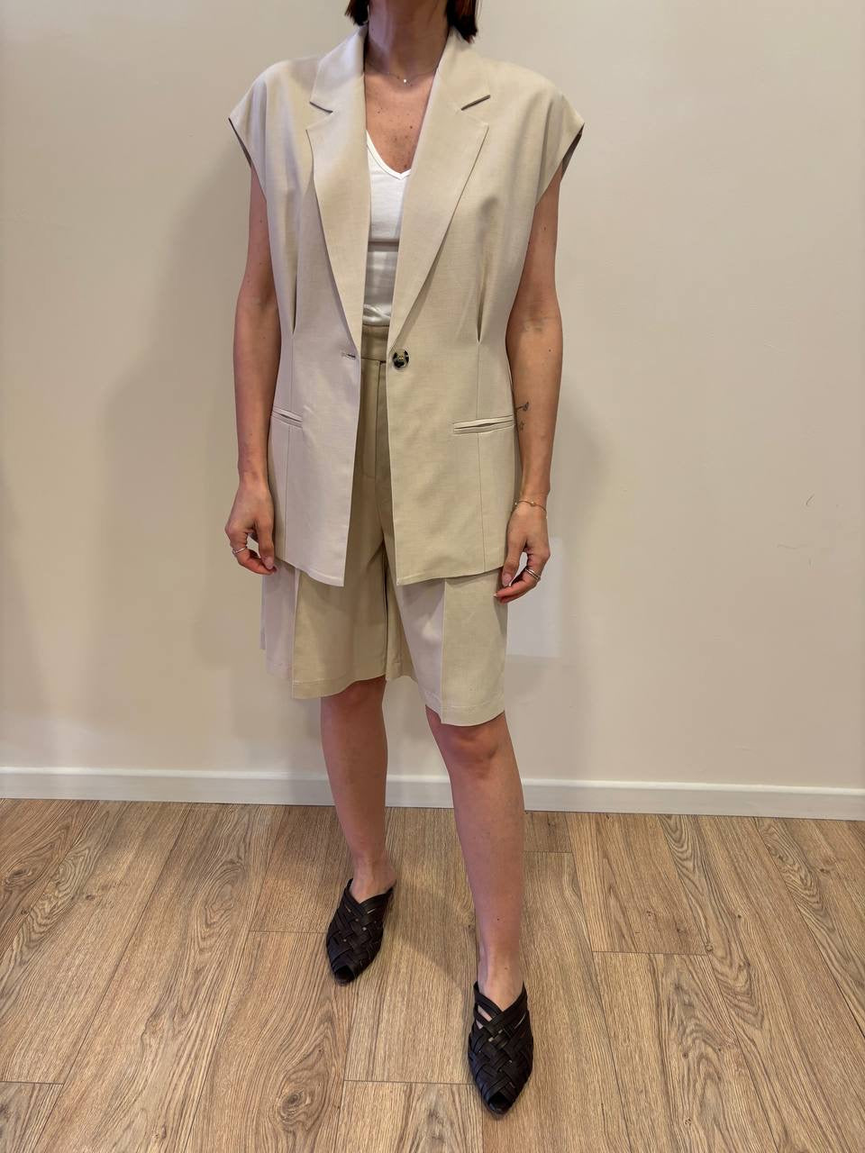 VICOLO - Bermuda beige con pinces in misto viscosa e lino
