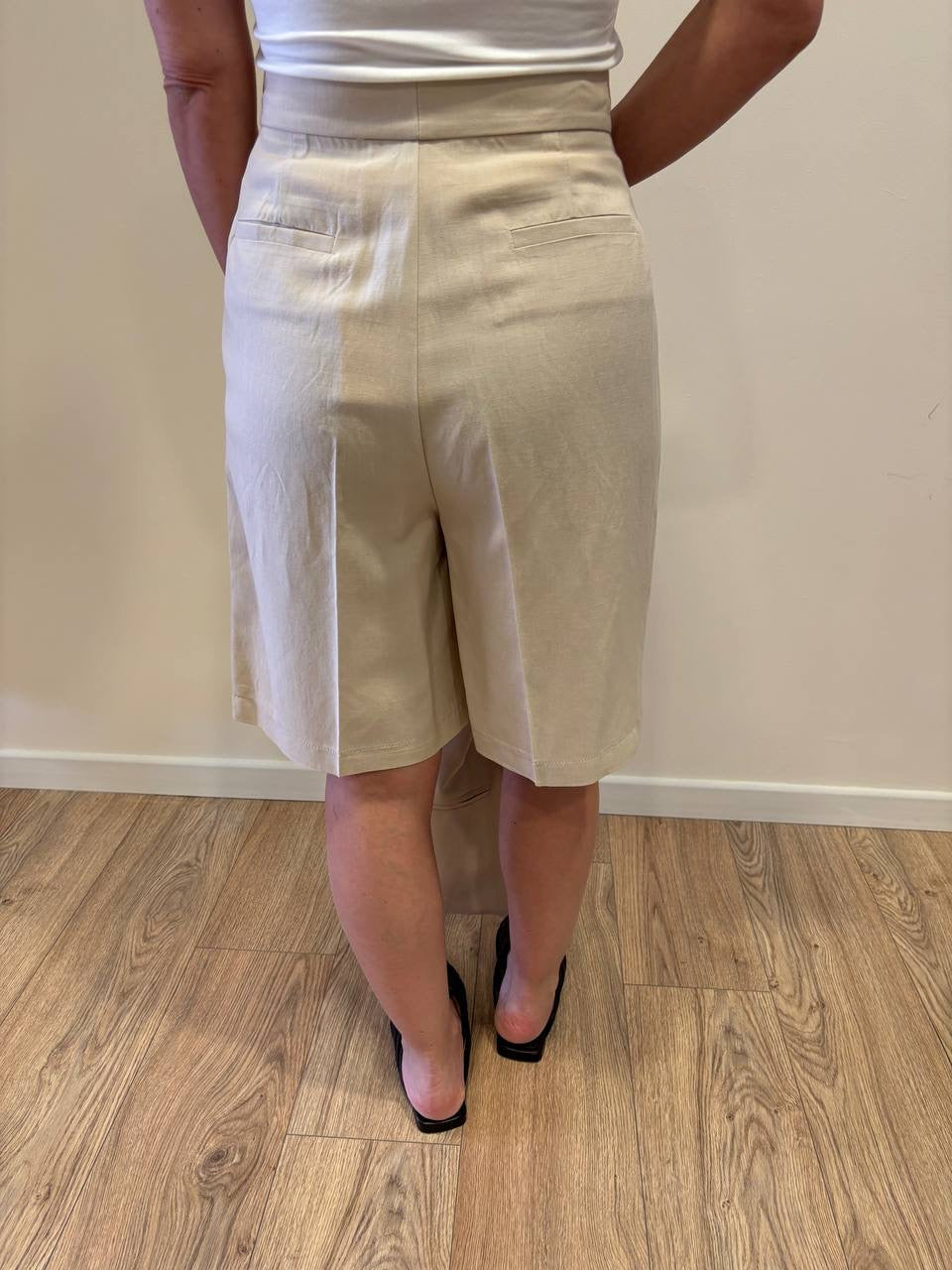 VICOLO - Bermuda beige con pinces in misto viscosa e lino
