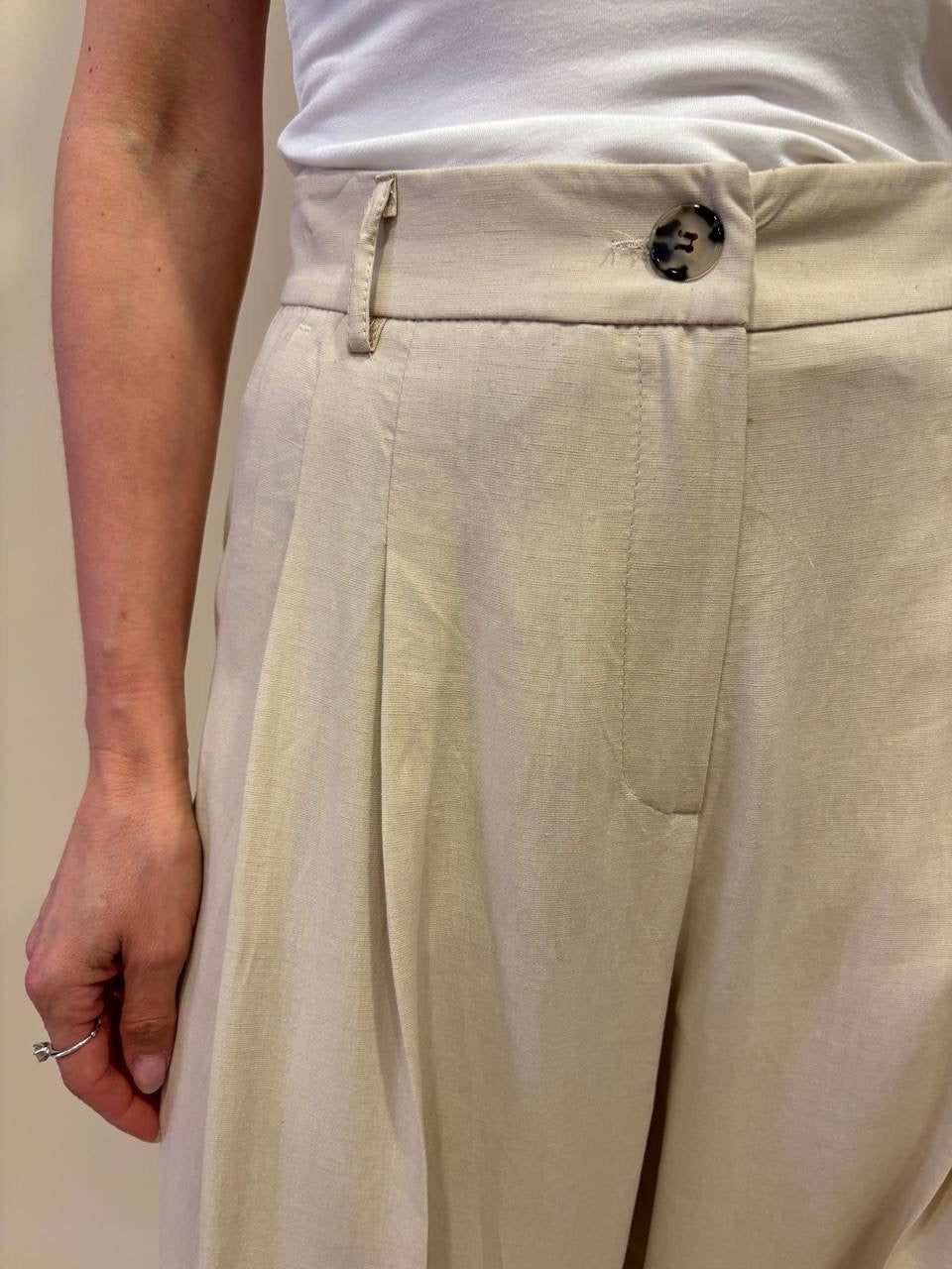 VICOLO - Pantalone beige a palazzo con pinces in viscosa e lino