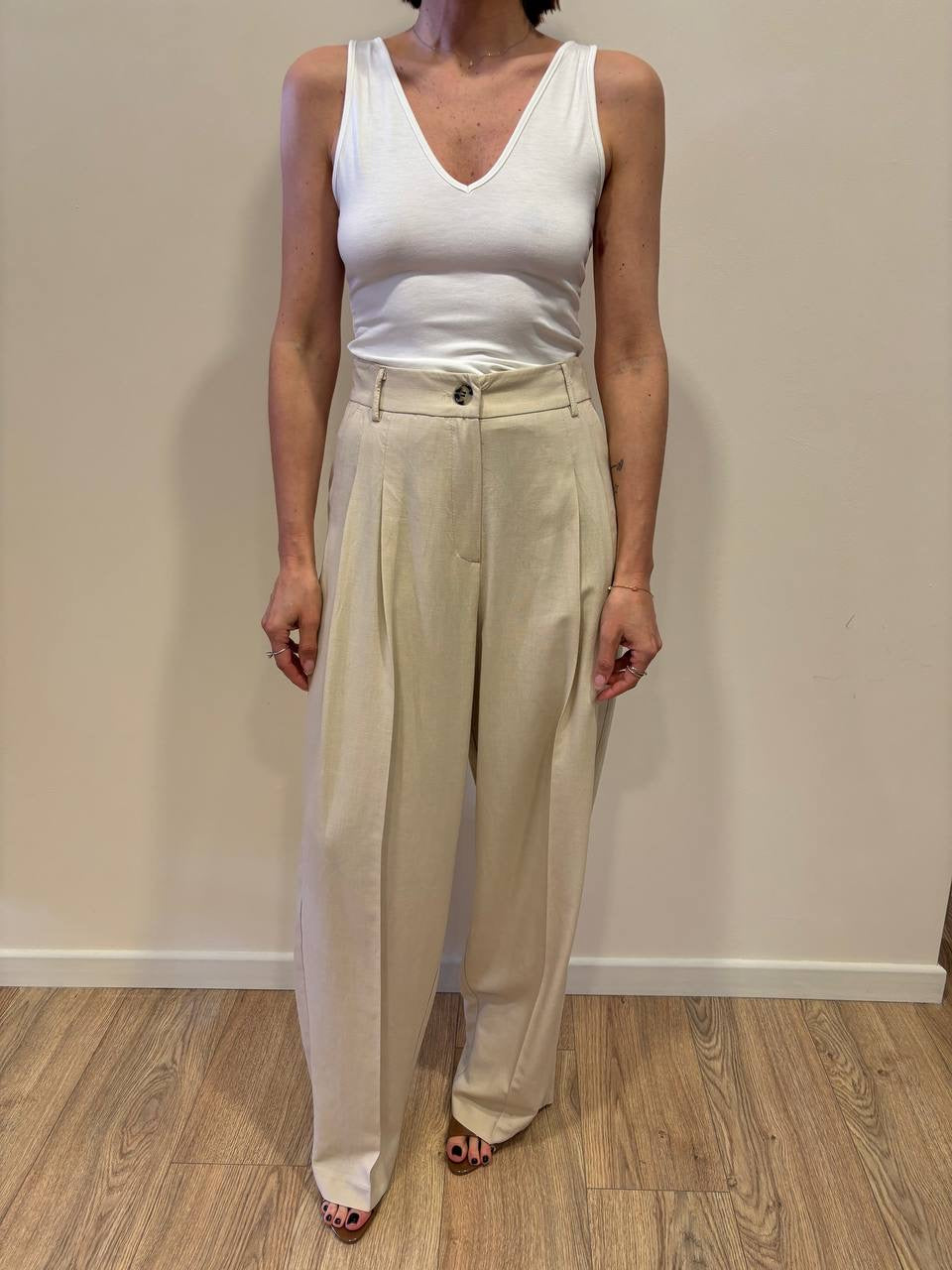 VICOLO - Pantalone beige a palazzo con pinces in viscosa e lino