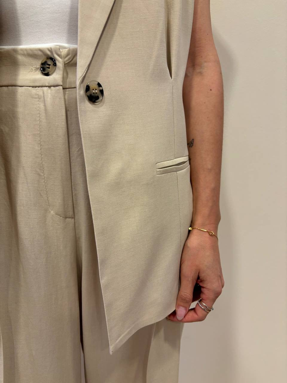 VICOLO - Gilet beige a un bottone con pinces in viscosa e lino