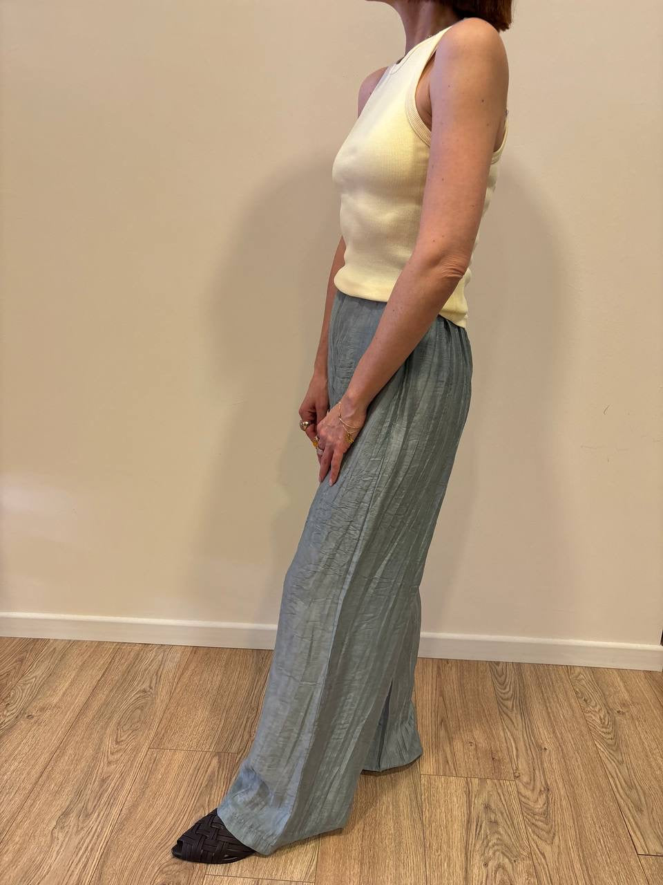 KONTATTO - Pantalone a palazzo in misto tencel goffrato color polvere