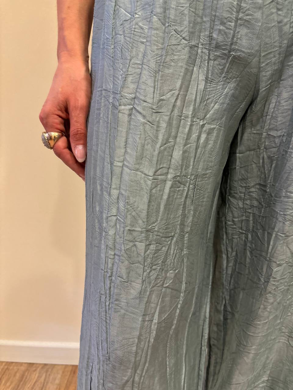KONTATTO - Pantalone a palazzo in misto tencel goffrato color polvere