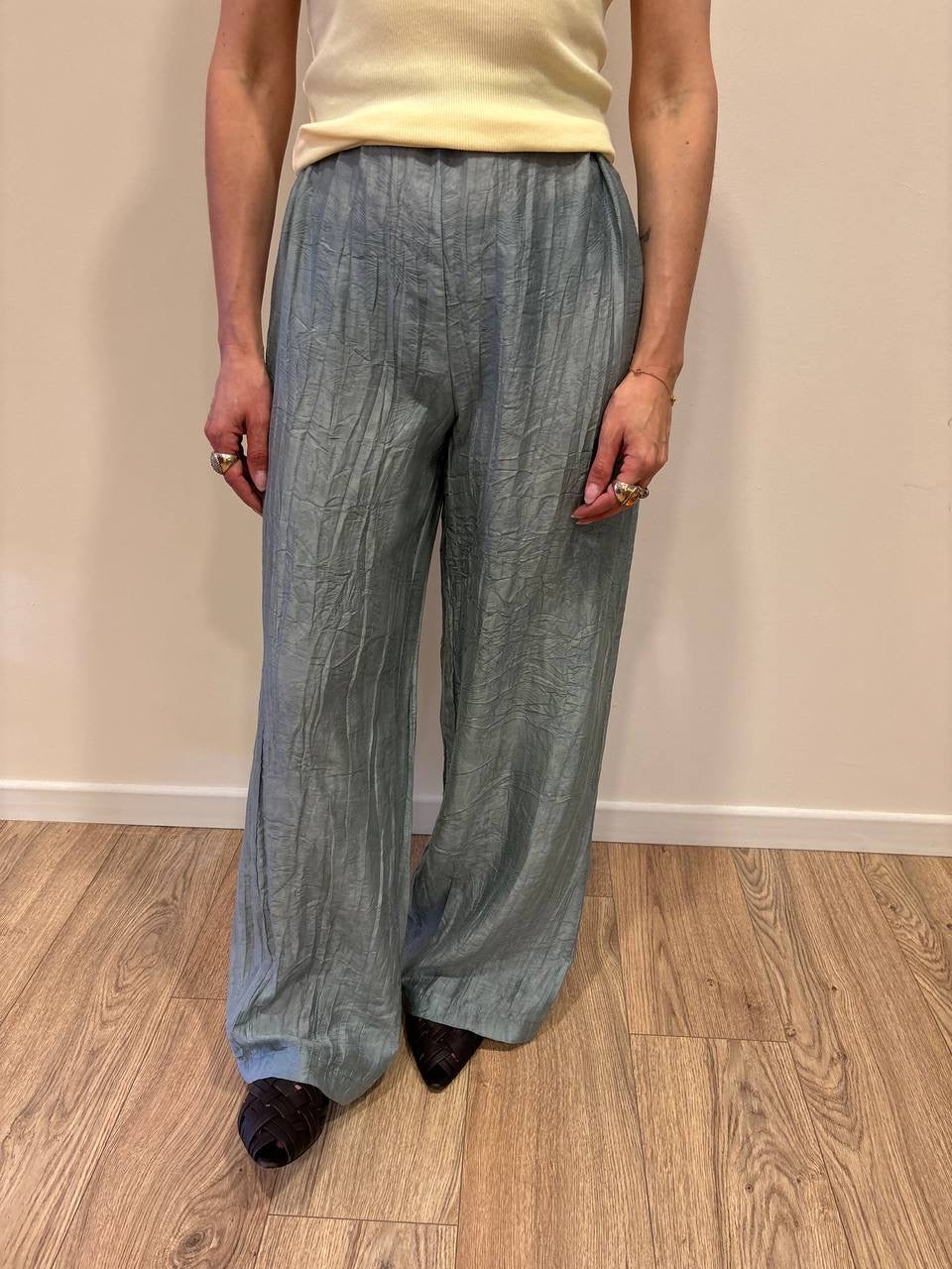 KONTATTO - Pantalone a palazzo in misto tencel goffrato color polvere