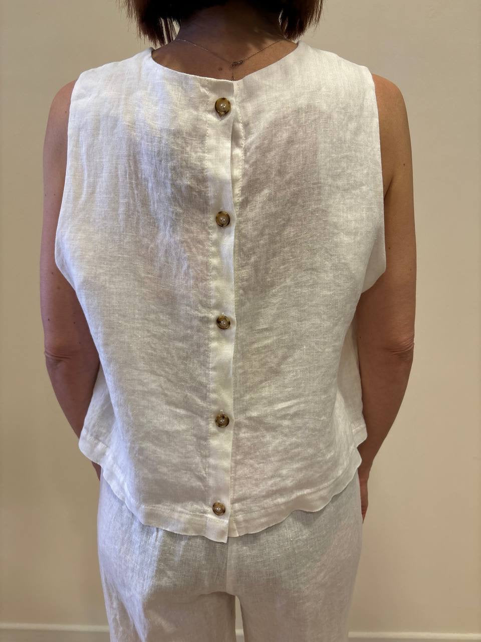 MEME ROAD - Gilet in lino con bottoni sul retro color bianco
