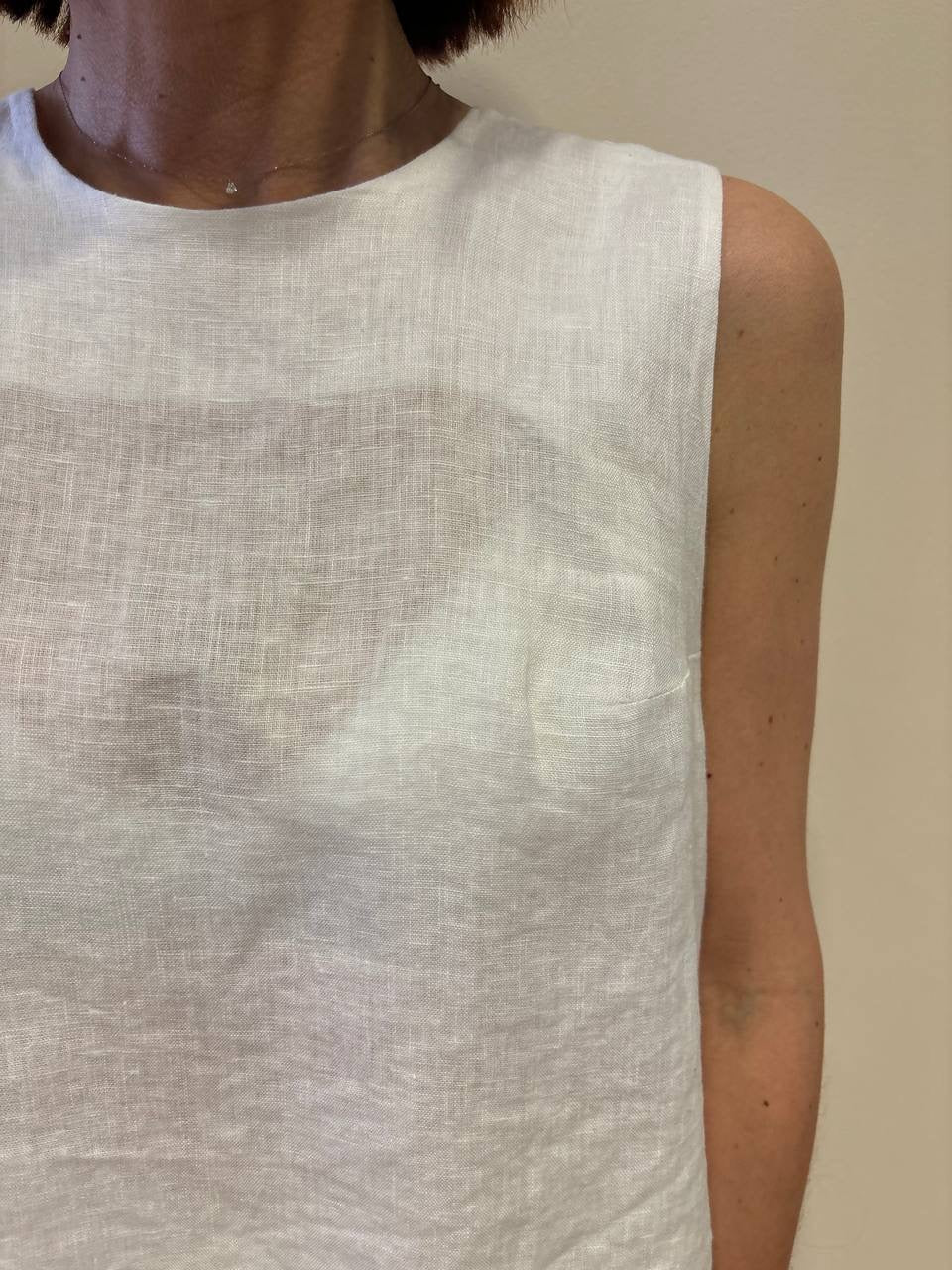 MEME ROAD - Gilet in lino con bottoni sul retro color bianco