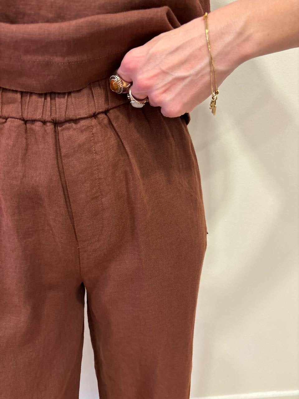 MEME ROAD - Pantalone a palazzo crop in lino con elastico color terracotta