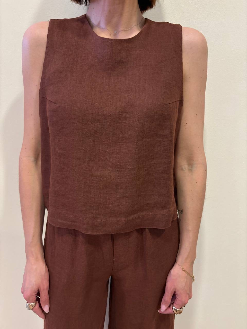 MEME ROAD - Gilet in lino con bottoni sul retro color terracotta