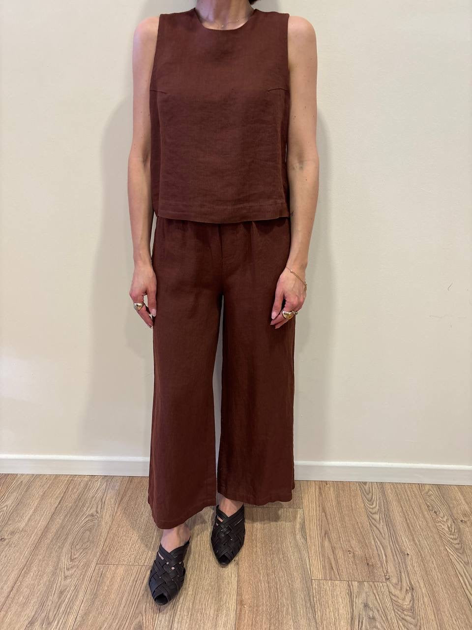 MEME ROAD - Pantalone a palazzo crop in lino con elastico color terracotta