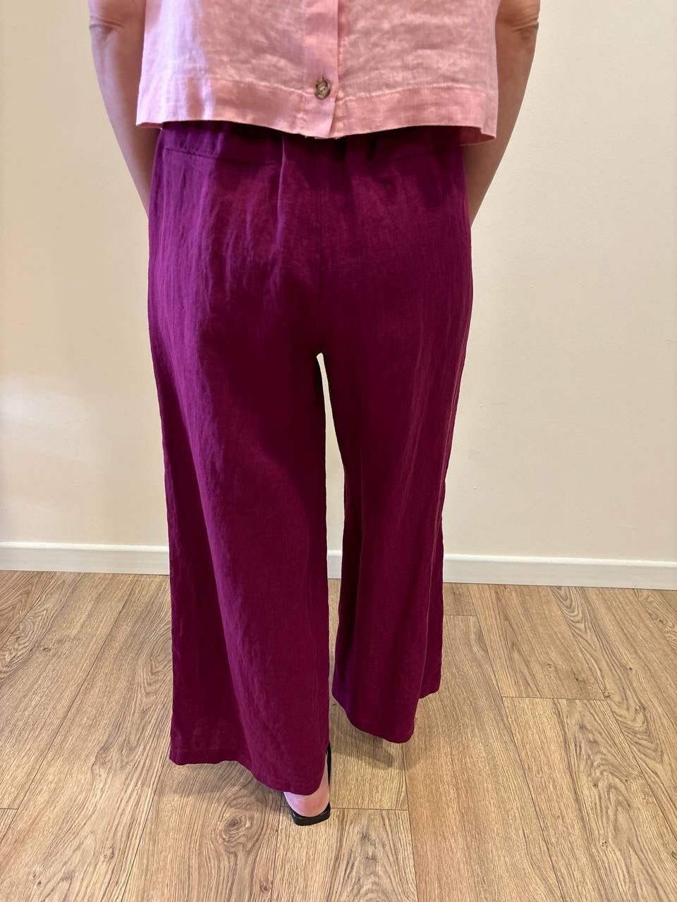 MEME ROAD - Pantalone a palazzo crop in lino con elastico color cabernet