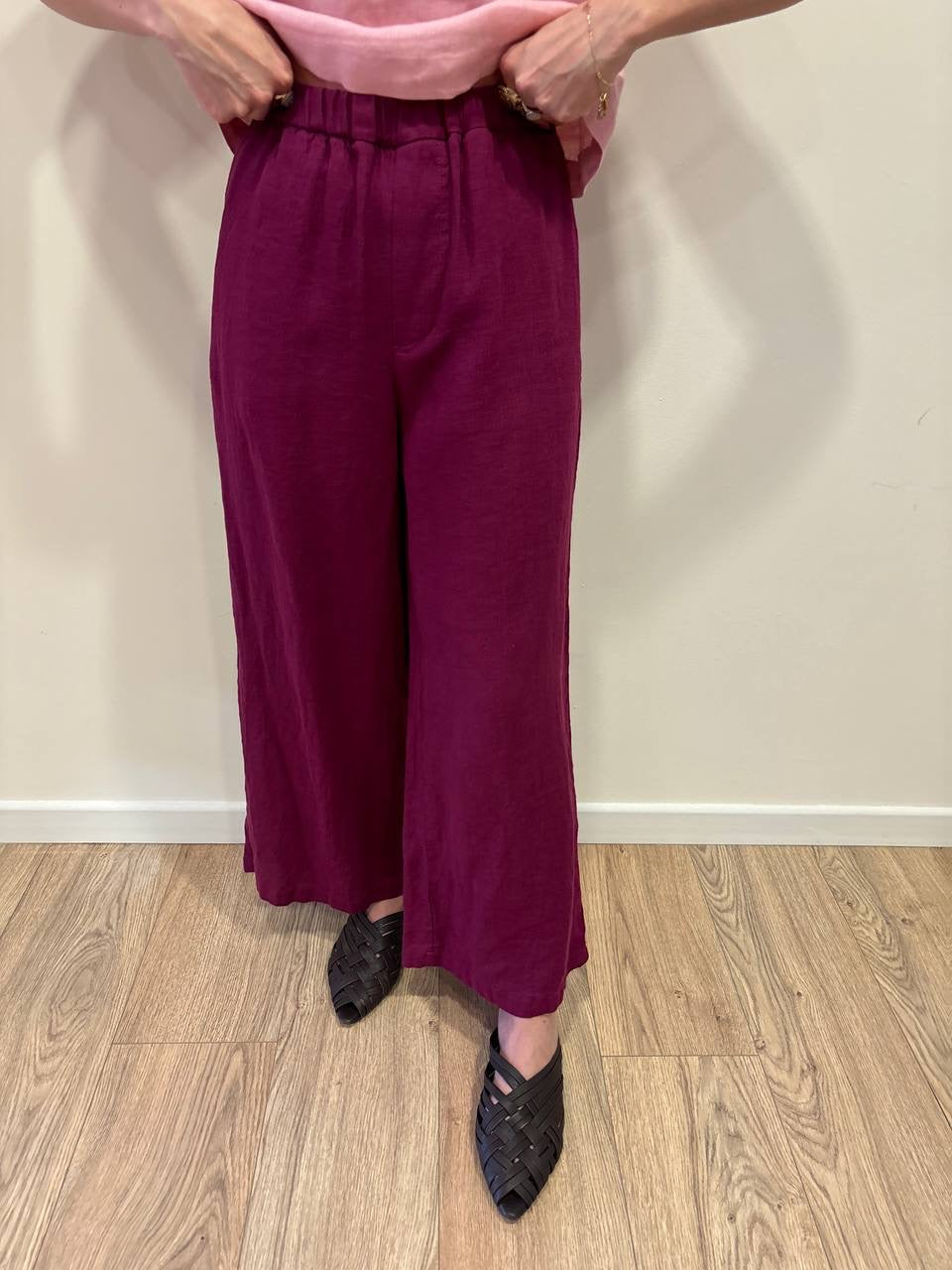 MEME ROAD - Pantalone a palazzo crop in lino con elastico color cabernet