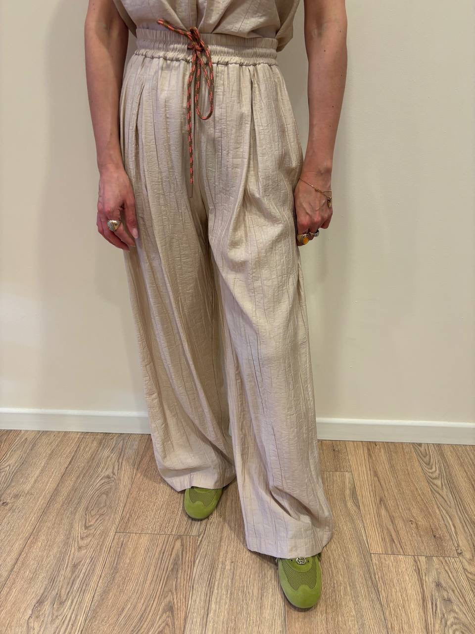 MEME ROAD - Pantalone a palazzo goffrato con elastico e coulisse color panna