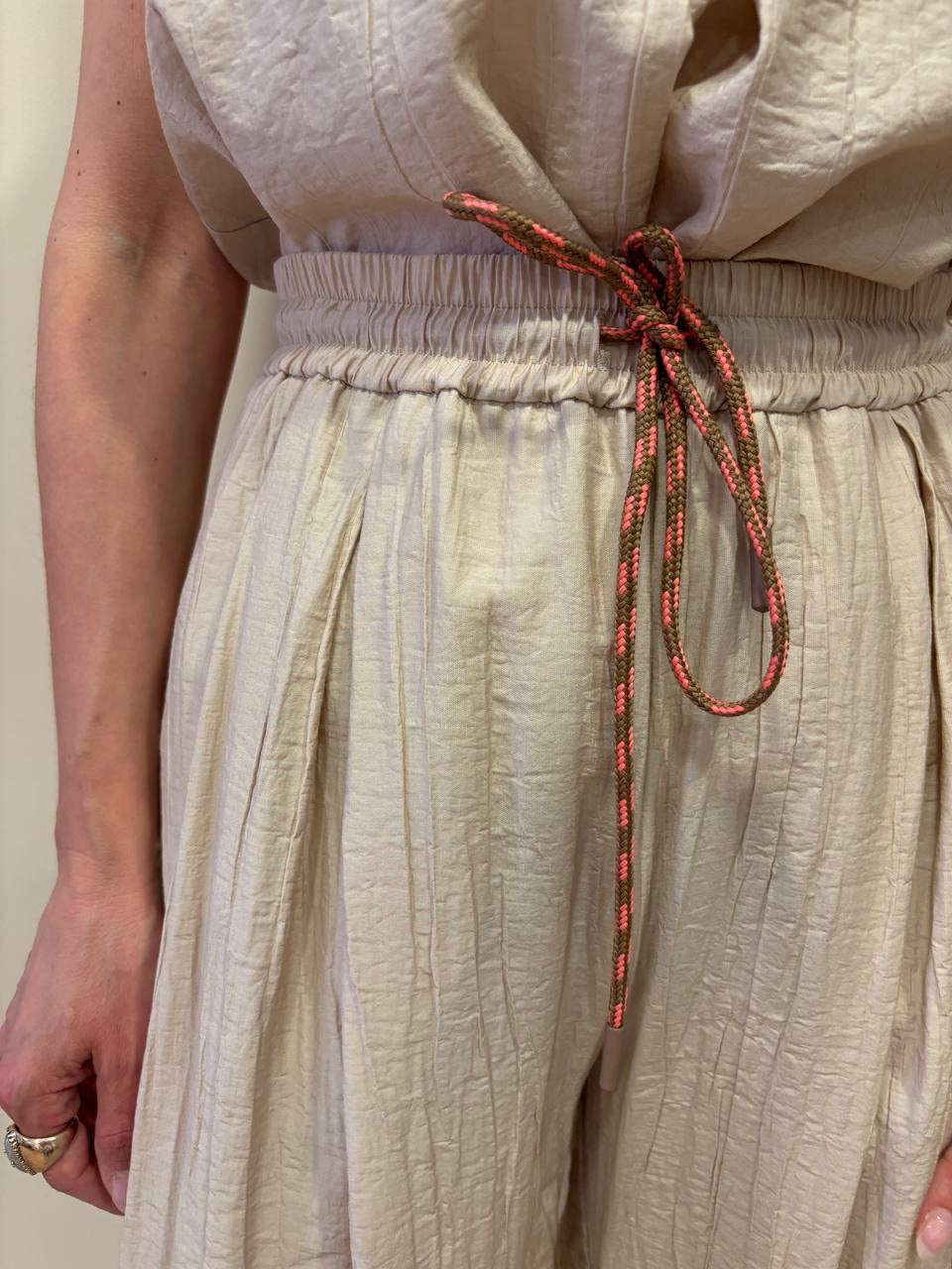 MEME ROAD - Pantalone a palazzo goffrato con elastico e coulisse color panna