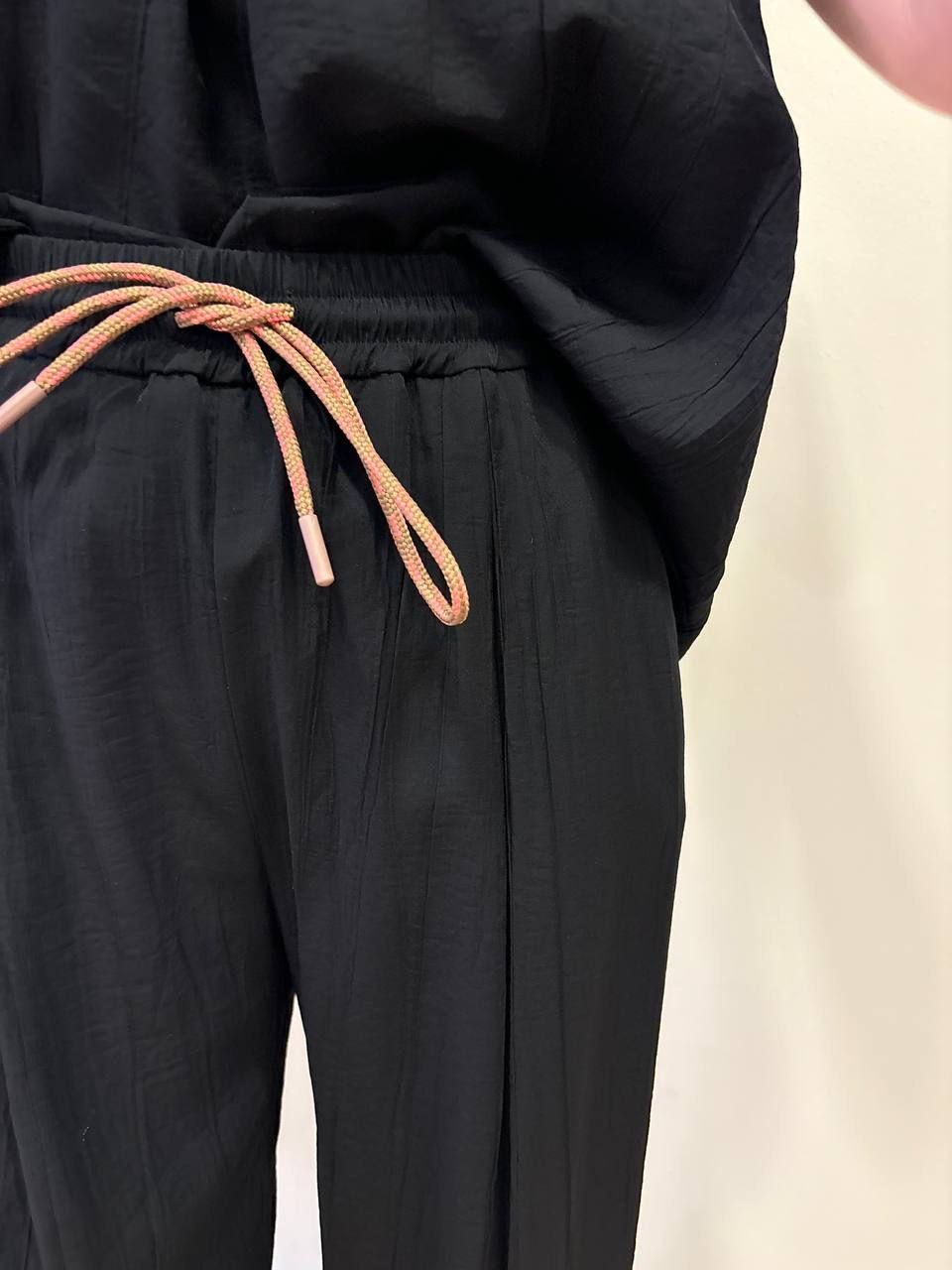 MEME ROAD - Pantalone a palazzo goffrato con elastico e coulisse color nero