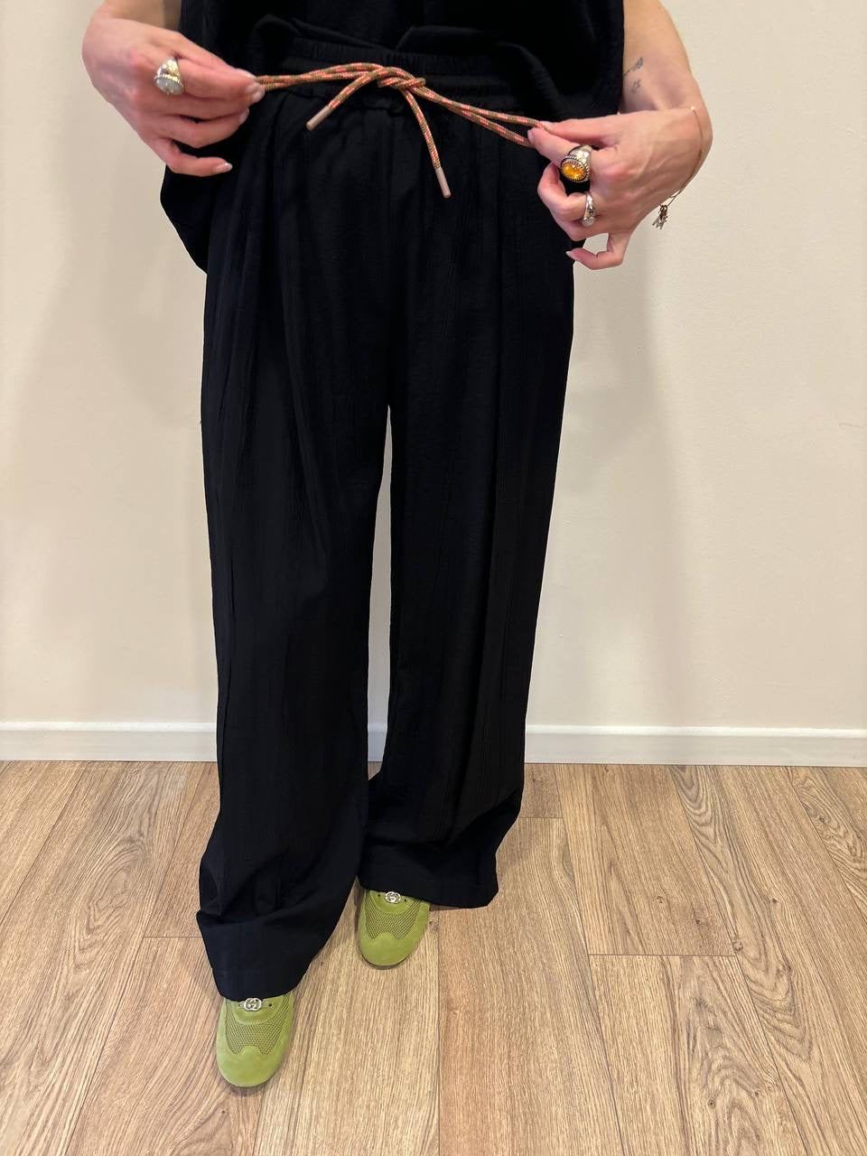 MEME ROAD - Pantalone a palazzo goffrato con elastico e coulisse color nero