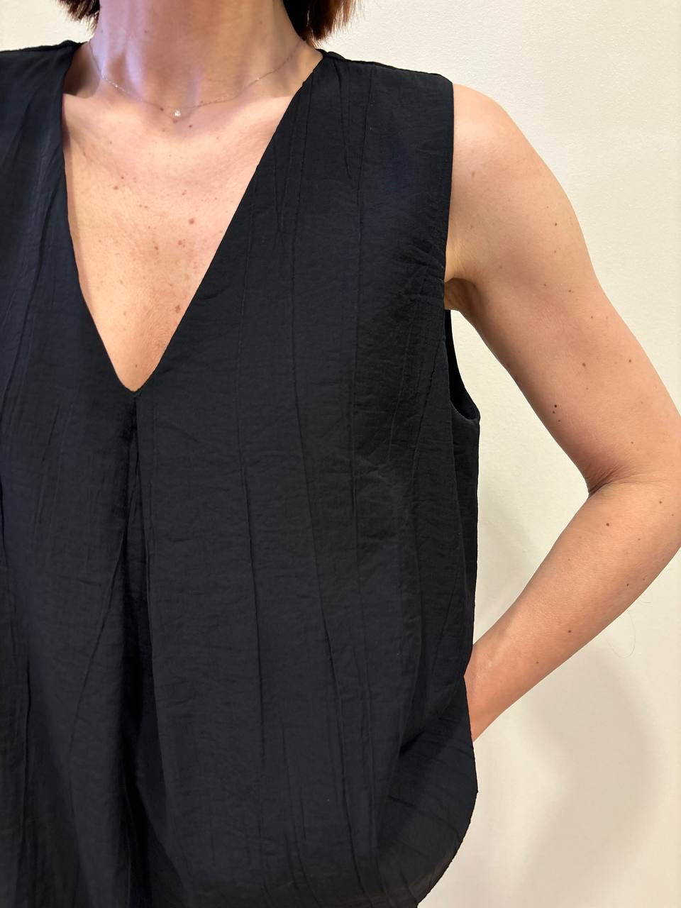 MEME ROAD - Top con scollo a V goffrato in misto viscosa color nero